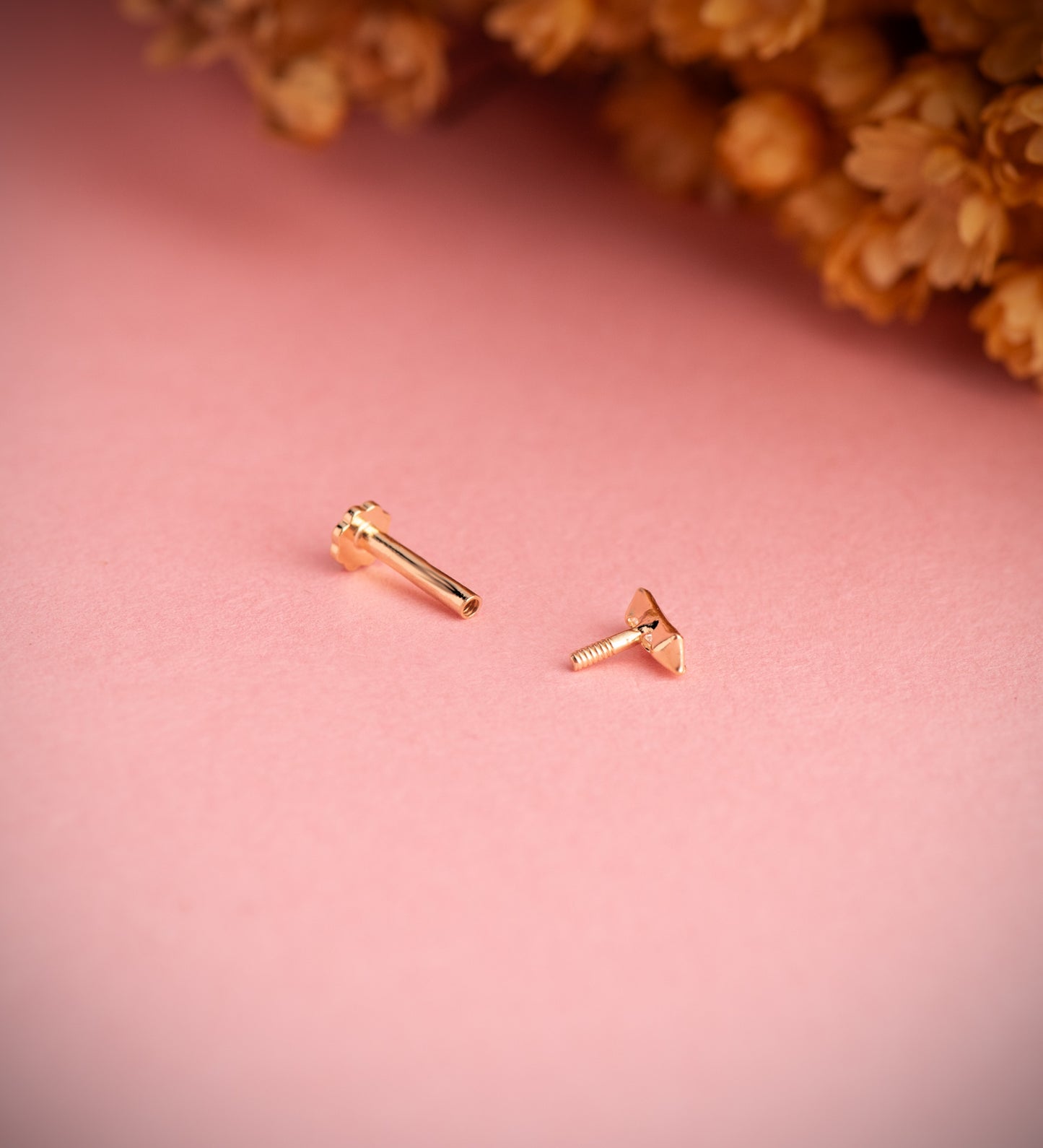 Piercing de Oreja Barrita con Circonitas 5 x 2 mm. Grueso Barra 1,20 mm. Cierre Tuerca de oro amarillo 18K