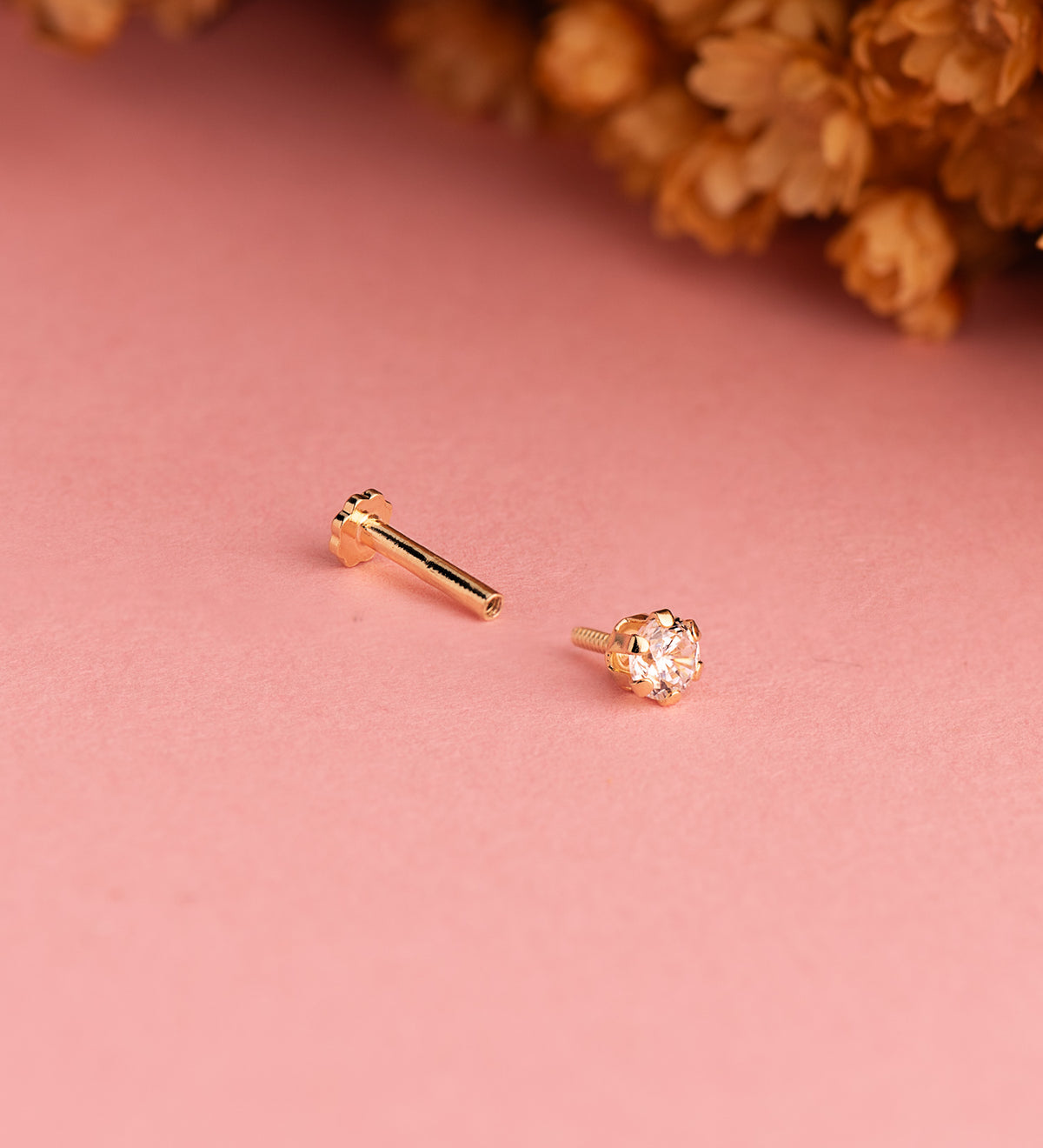 Piercing de Oreja Circonita con Garras 3,5 mm. Grueso Barra 1,20 mm. Cierre Tuerca de oro amarillo 18K