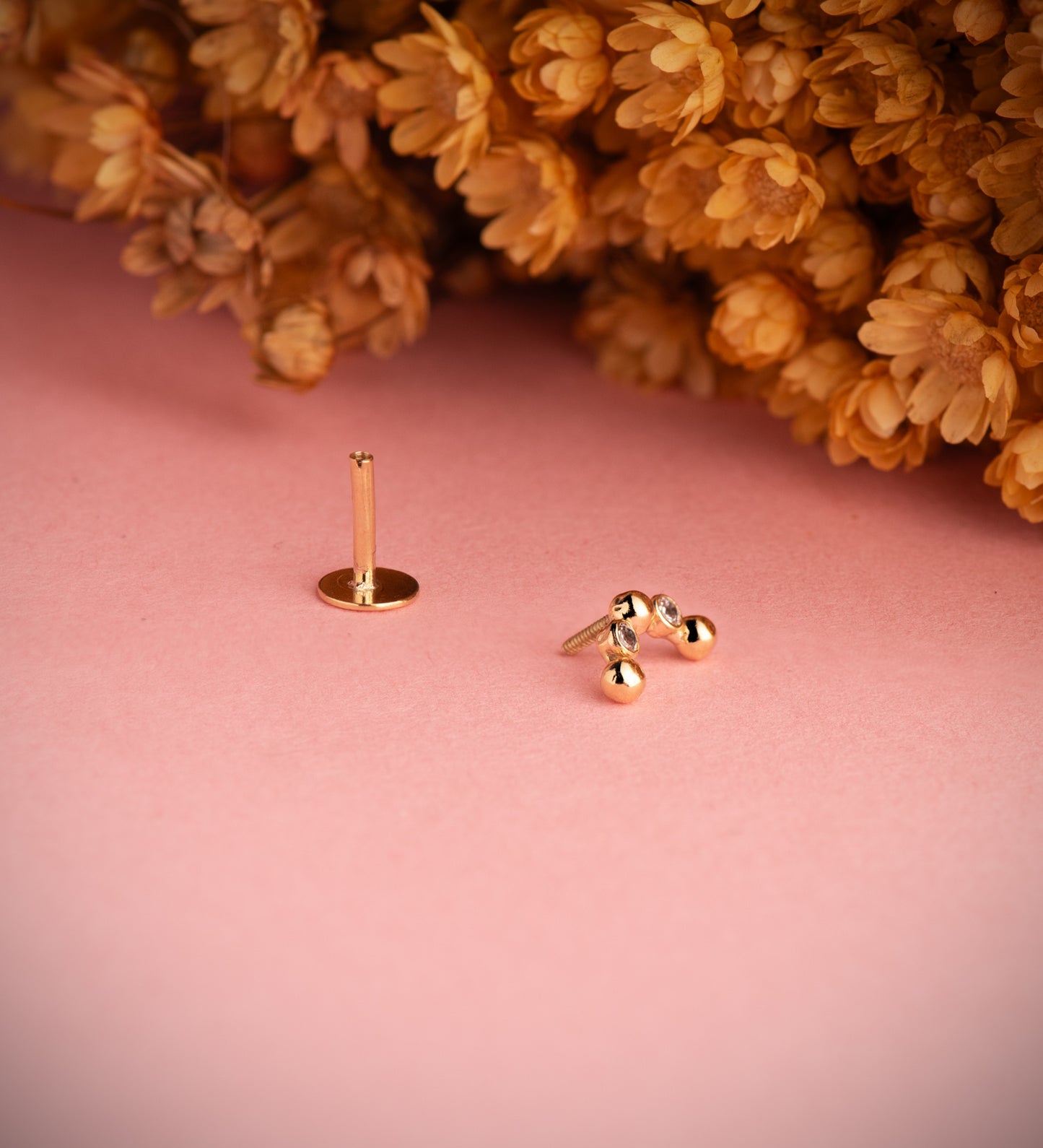 18K PIERCING DE OREJA ORO AMARILLO ARCO CON CIRCONITAS Y BOLAS. GRUESO BARRA 1.20 MM. MEDIDA: 8 X 4,5 MM. CIERRE TUERCA