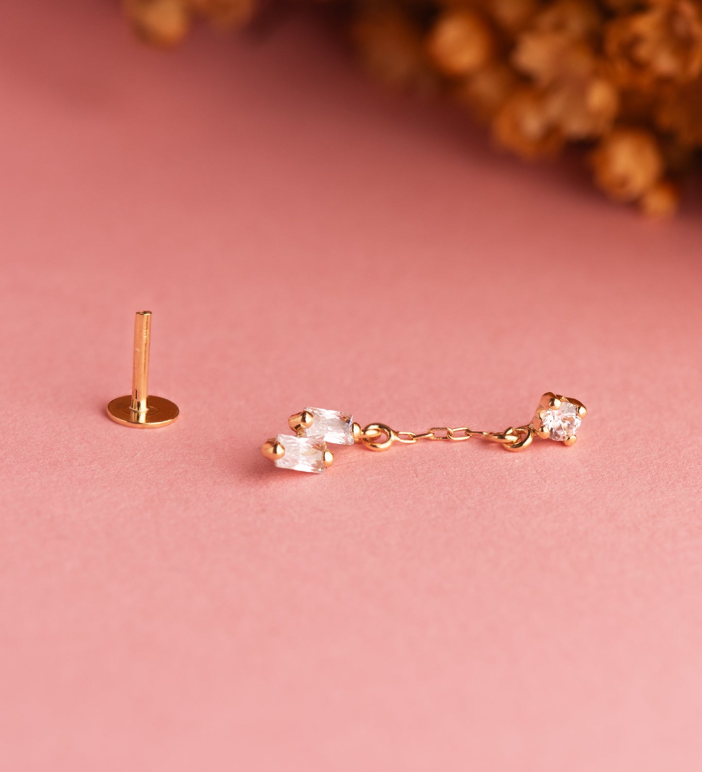 18K PIERCING DE OREJA ORO AMARILLO CON 2 CIRCONITAS BAGUETTE Y CADENA. GRUESO BARRA 1.20 MM. MEDIDA: 24 X 4 MM. CIERRE TUERCA