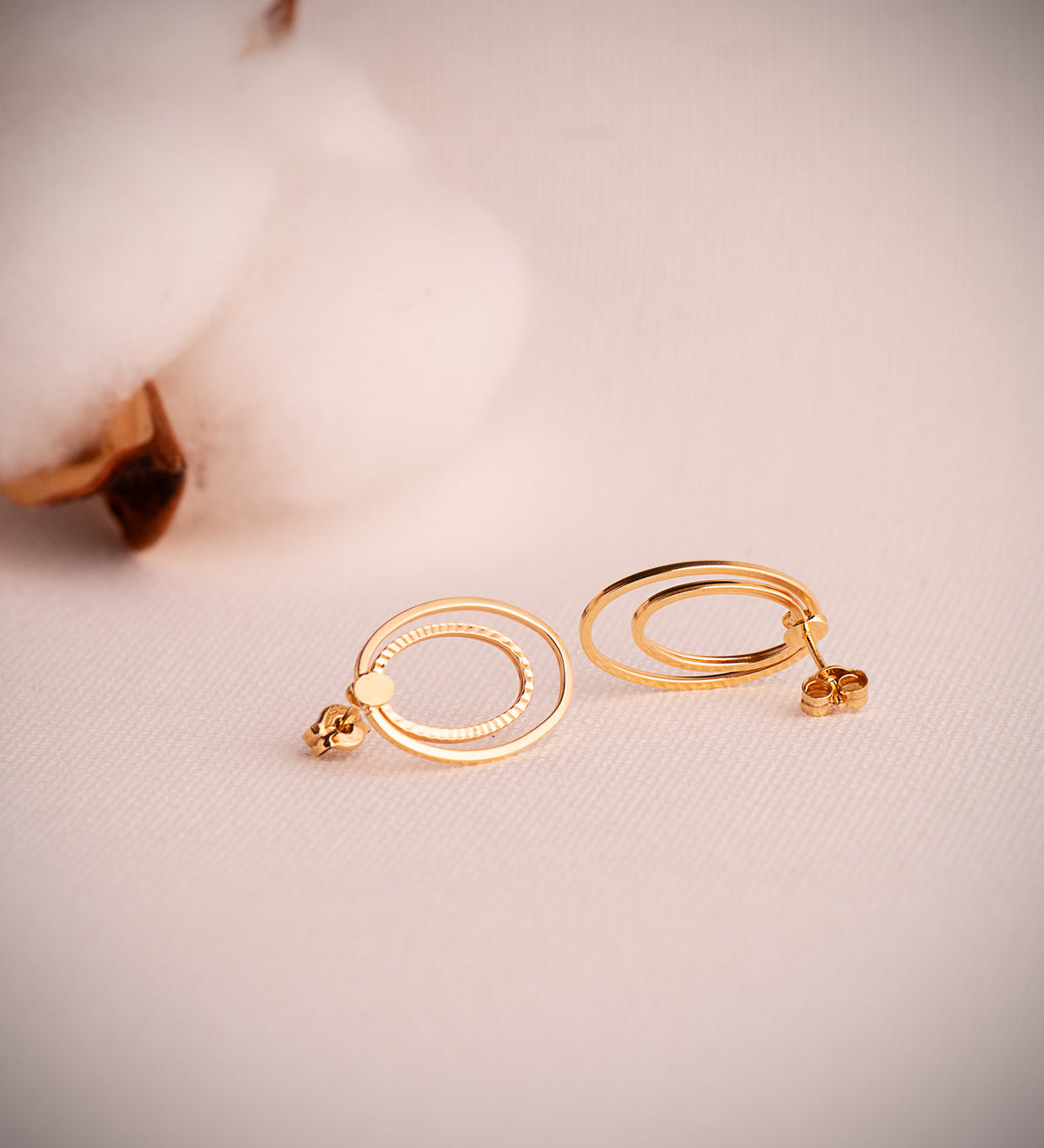 Pendientes Doble Aro Oval Liso y Tallado. Medida: 19 x 13 mm. de oro amarillo 18K