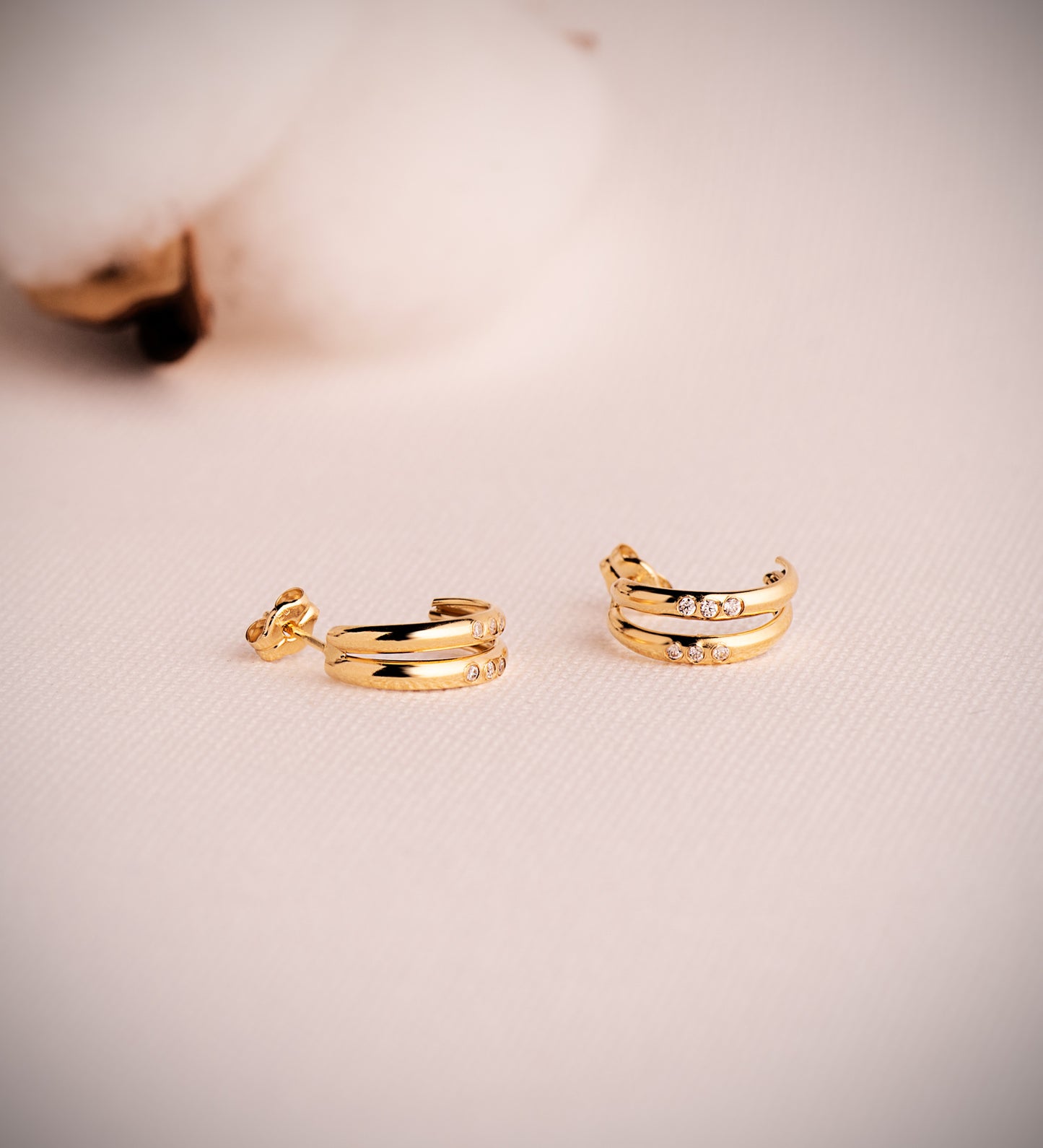 18K PENDIENTES ORO AMARILLO DOBLE ARO BANDAS CON CIRCONITAS, MEDIDA: 13 X 4,5 MM. CIERRE PRESION