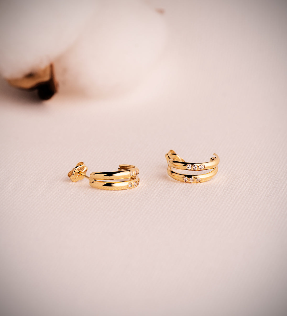 Pendientes Doble Aro Bandas con Circonitas, Medida: 13 x 4,5 mm. de oro amarillo 18K