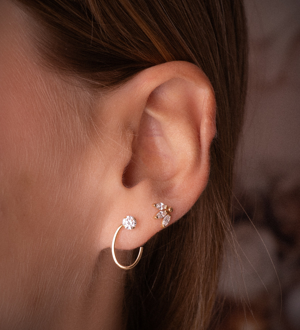 Pendientes Oval Abierto con Circonita. Medida: 15 x 9 mm. de oro amarillo 18K