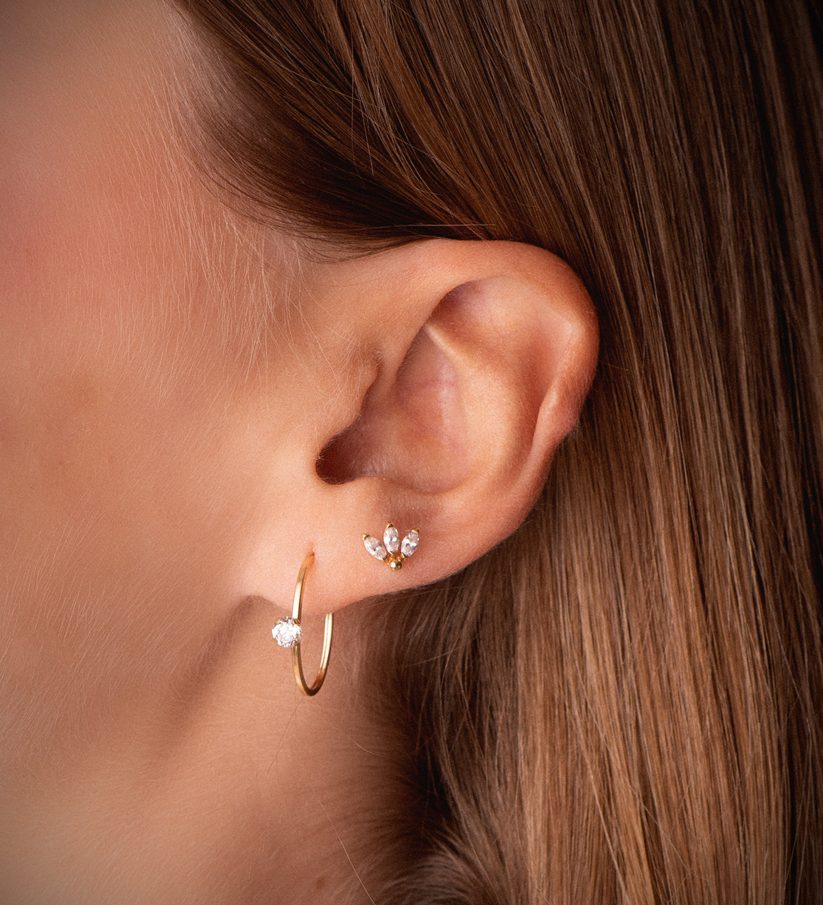 Pendientes Oval Abierto con Circonita. Medida 18 x 13 mm. de oro amarillo 18K