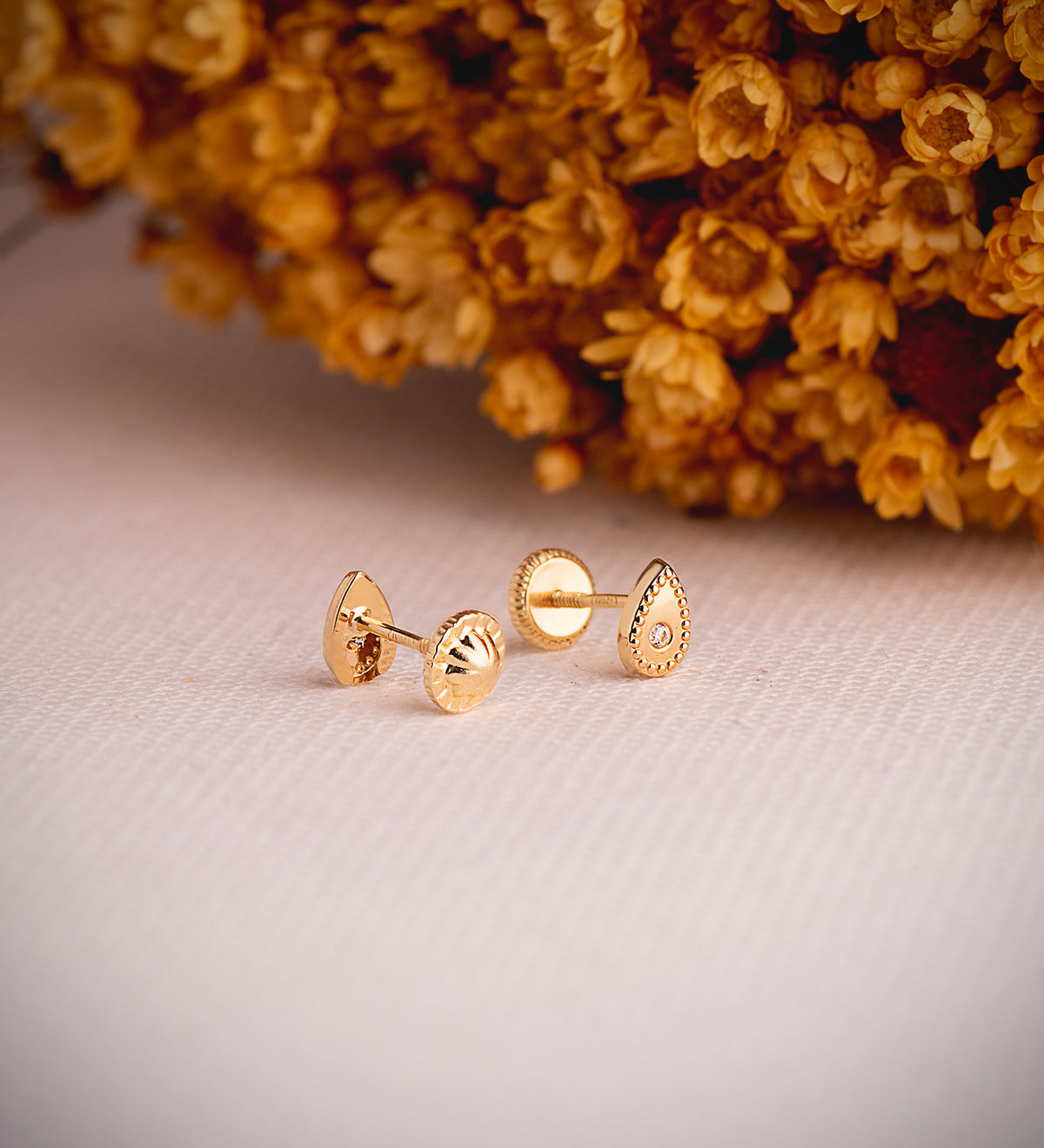 Pendientes Gota con Circonitas y Bordes Bolitas. Medida: 6 x 4 mm. Cierre Tuerca de oro amarillo 18K