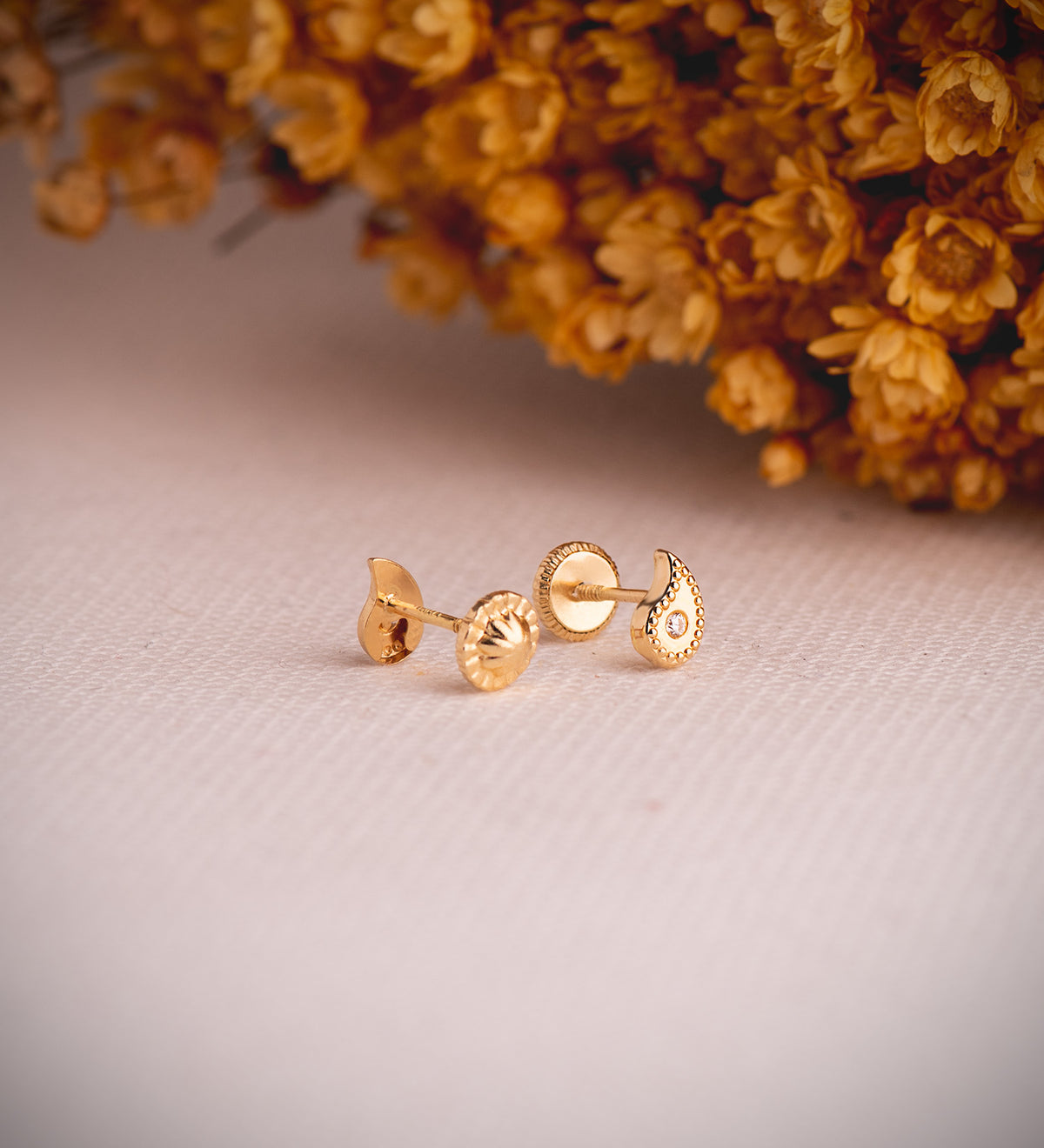 Pendientes Gota Curva con Circonitas y Bordes Bolitas. Medida: 6 x 4 mm.cierre Tuerca de oro amarillo 18K