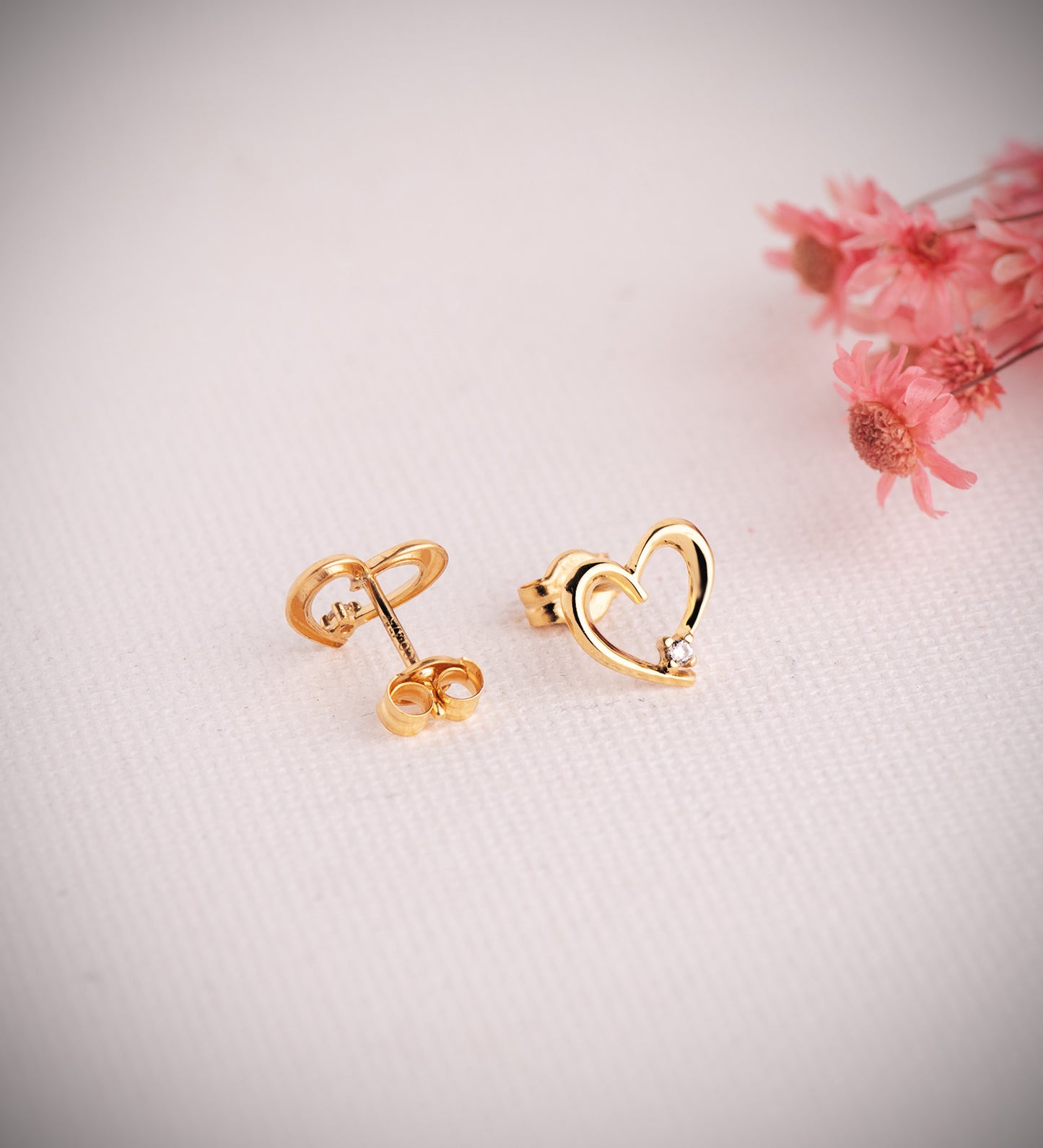18K PENDIENTES ORO AMARILLO CORAZON CON CIRCONITA. MEDIDA: 9X7 MM. CIERRE PRESION
