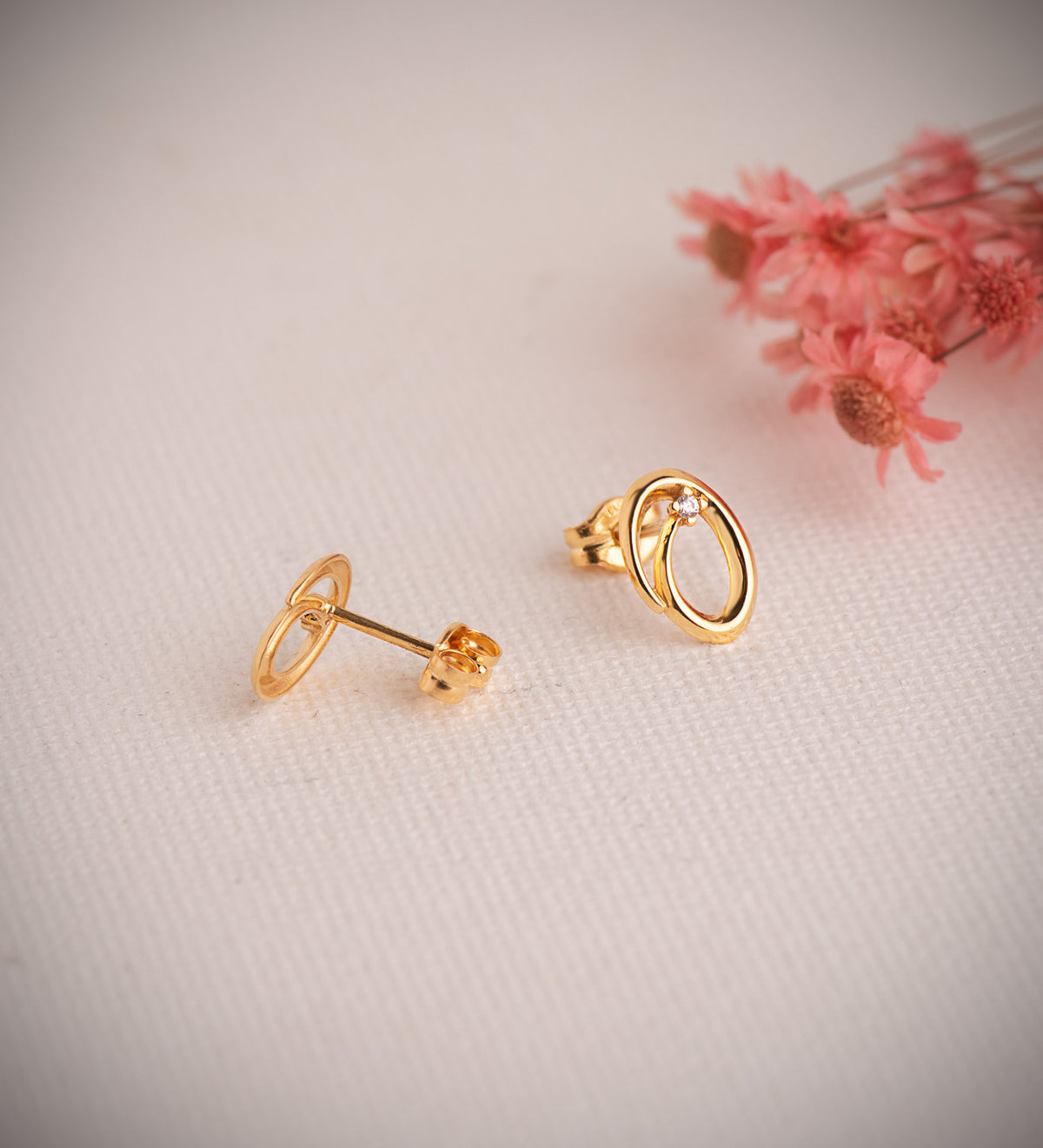 Pendientes Ovales con Circonita. Medida: 9 x 7 mm. de oro amarillo 18K