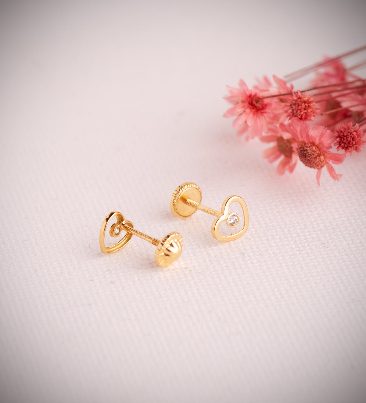 Pendientes Coazon Calado con Circonitas. Medida: 6,5 x 5,5 mm. Cierre Tuerca de oro amarillo 18K