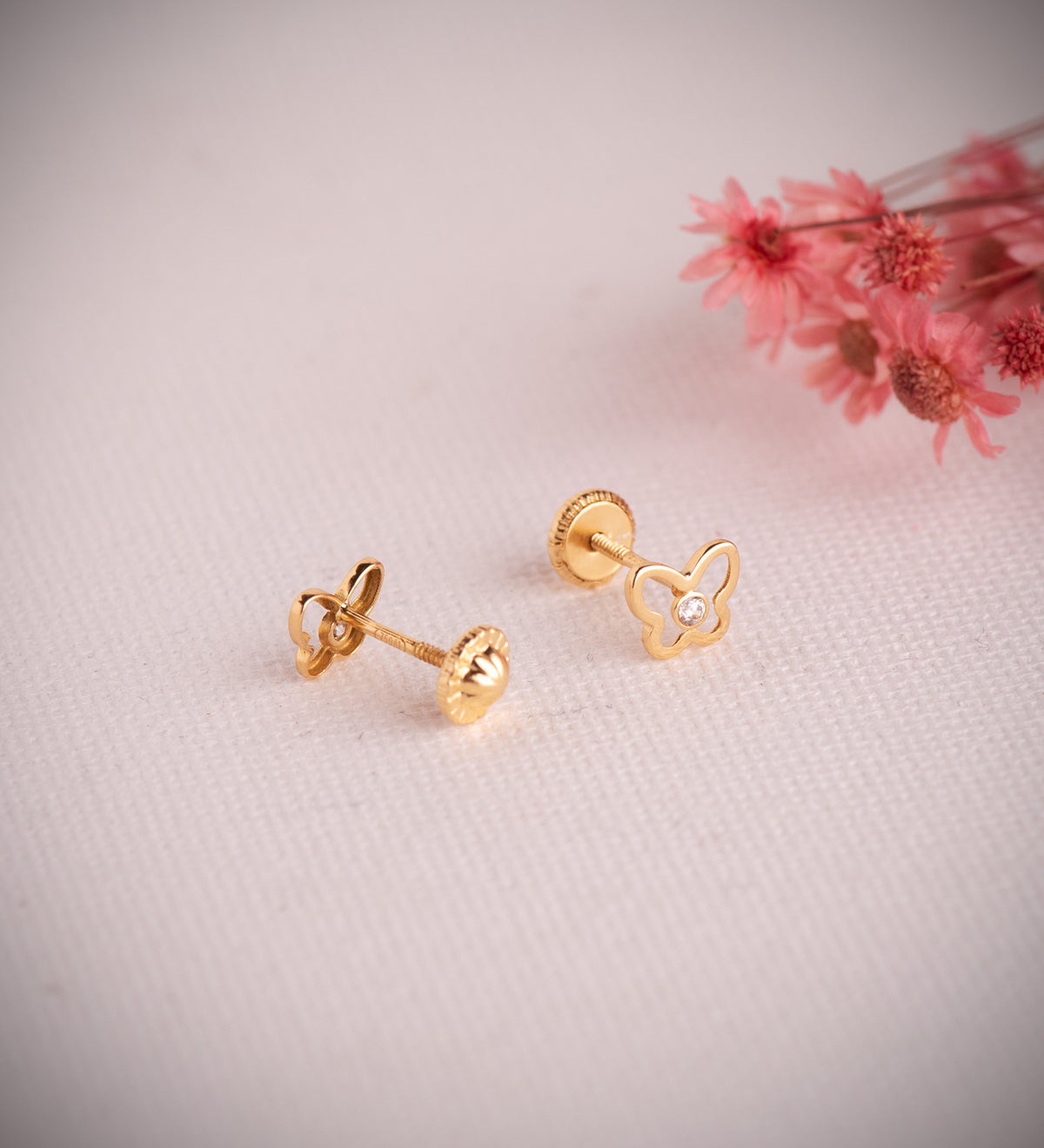 Pendientes Mariposa Calada con Circonitas. Medida: 6,5 x 5 mm. Cierre Tuerca de oro amarillo 18K