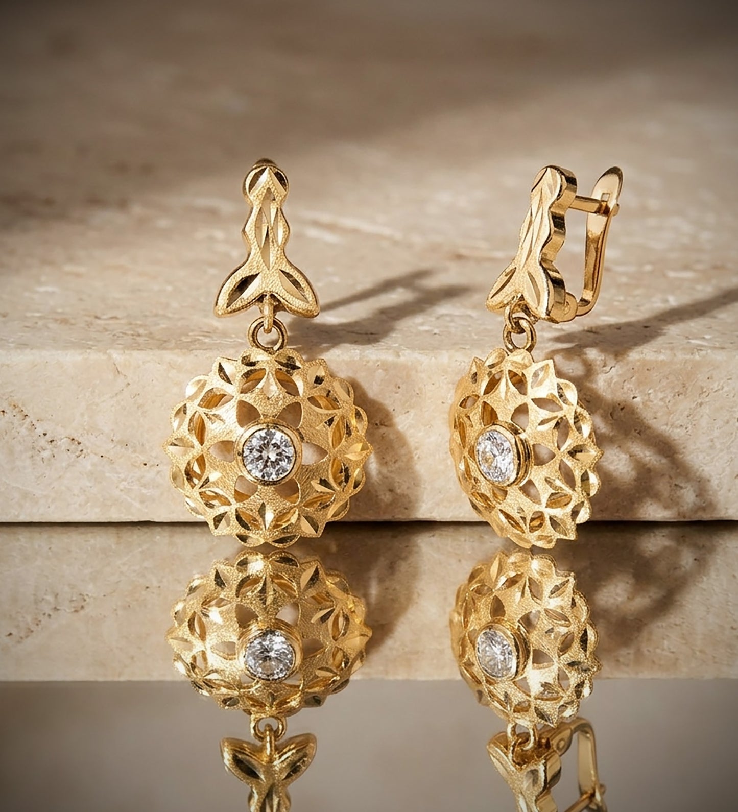 18K PENDIENTES ORO AMARILLO CUBANAS TALLADAS CON CIRCONITA 26 X 14MM. CIERRE CATALAN