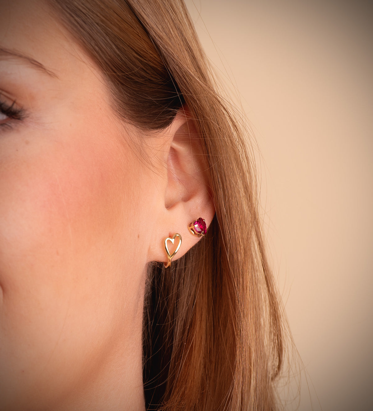 Pendientes Medio Aro Corazon Calado en Brillo. Medida: 13 x 6,5 mm. de oro amarillo 18K