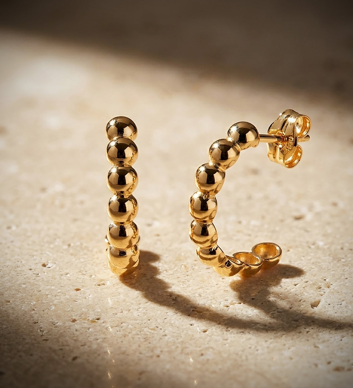 Pendientes Medio Aro Abierto de Bolas en Brillo. Medida: 15 x 3 mm. de oro amarillo 18K