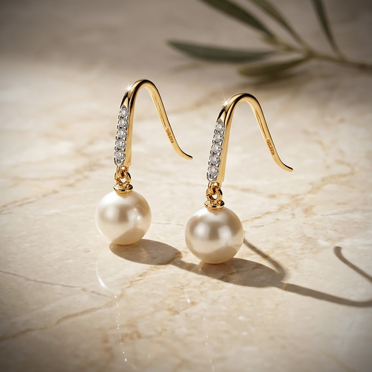 Pendientes Oro Bicolor Medio Aro con Circonitas y Perla 6 mm. Medida: 17 x 6 mm. Cierre Gancho 18K