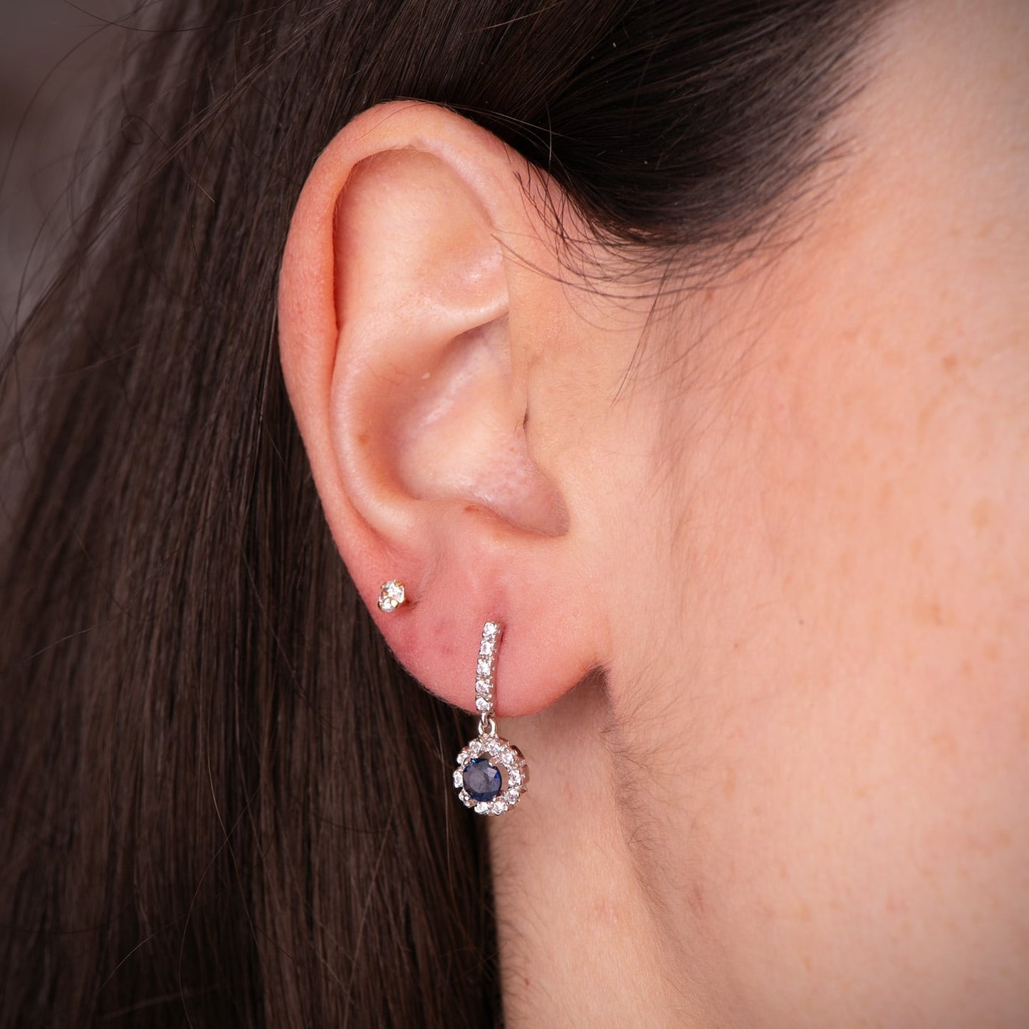 18K PENDIENTES ORO BLANCO ZAFIRO 4MM - 0,66 QTES Y CIRCONITAS. 18 X 7,5 MM. CIERRE PRESION