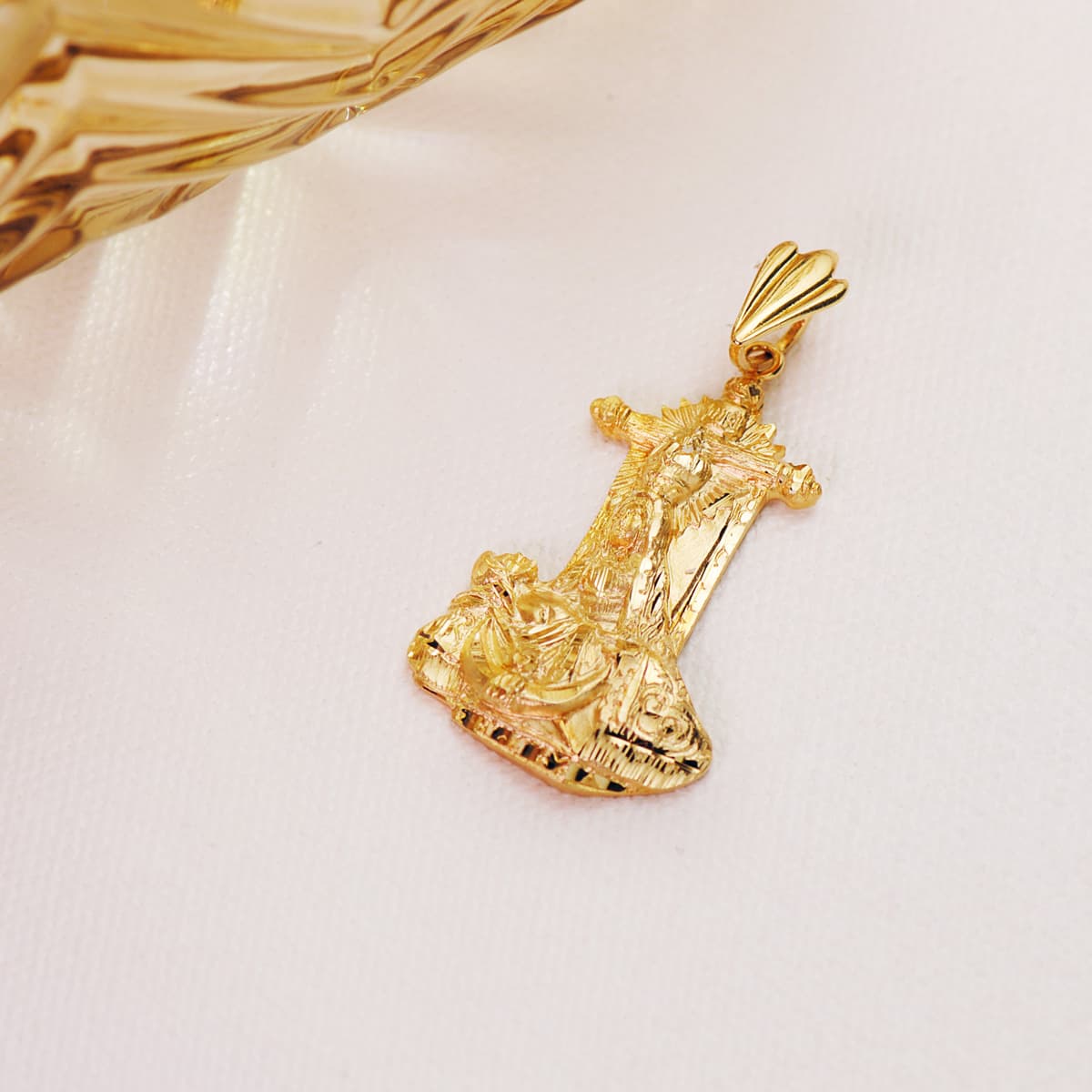 Medalla Virgen de Angustias Silueta Tallada 34 x 22 mm de oro amarillo 18K