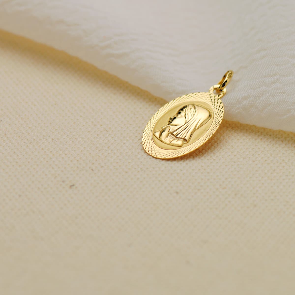 18K MEDALLA ORO AMARILLO VIRGEN NIÑA OVAL TALLADA BRILLO Y MATE 18X12 MM