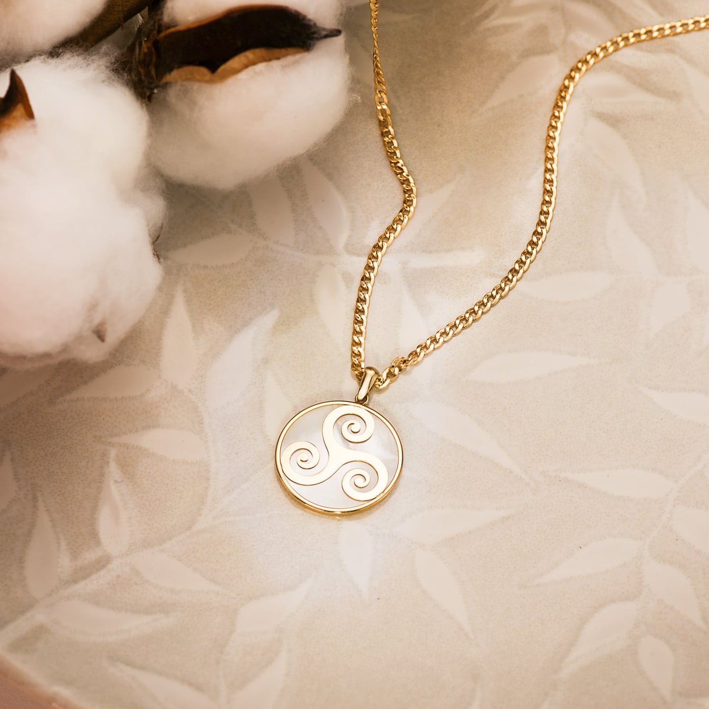 18K COLGANTE ORO AMARILLO Y NACAR SIMBOLO CELTA TRISQUEL 20 MM