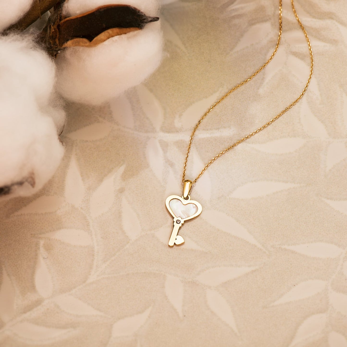 18K COLGANTE ORO AMARILLO LLAVE DE NACAR CON CORAZON Y CIRCONITA 18X11 MM