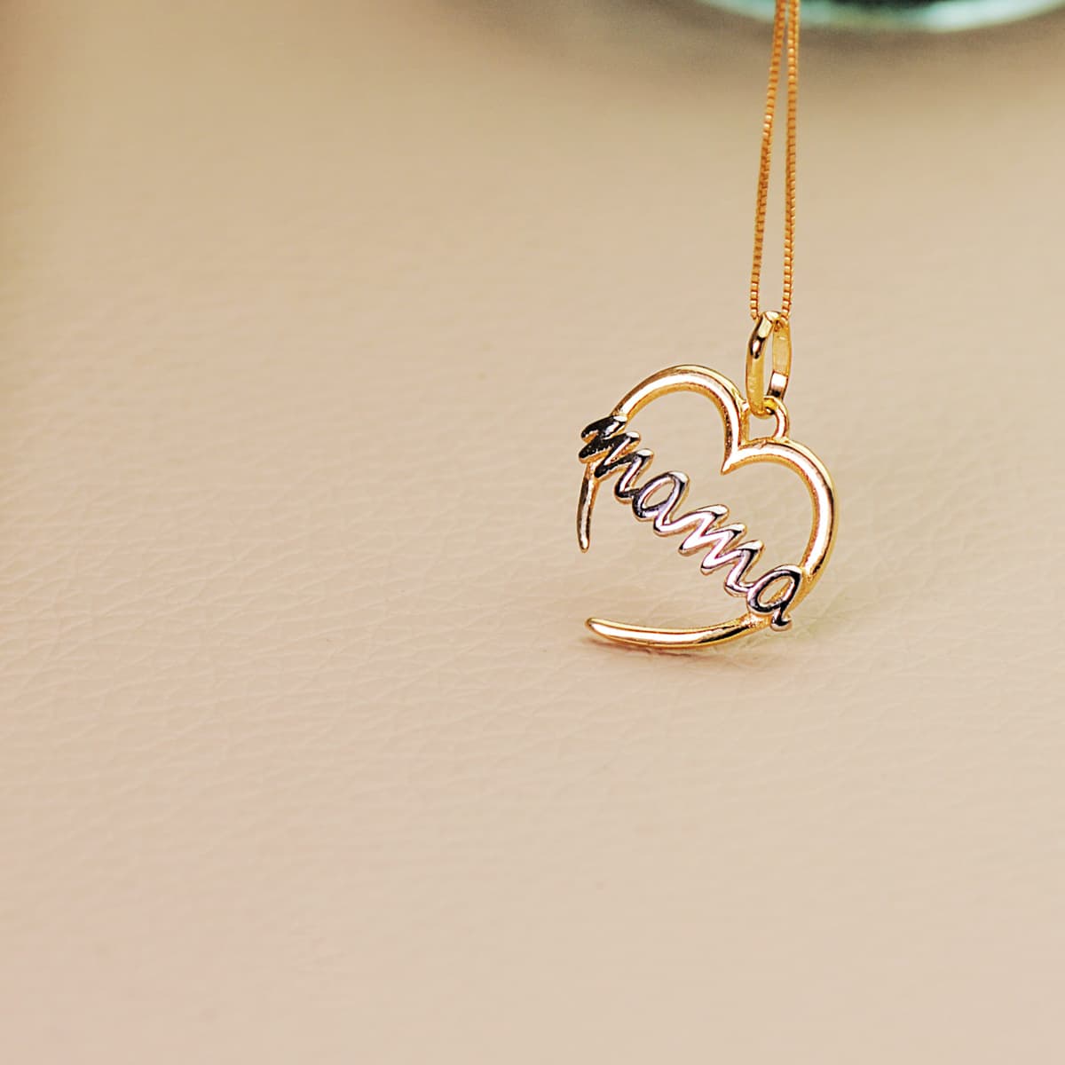 Colgante Bicolor Corazon con Mama de Balnco. 15 x 14 mm 18K