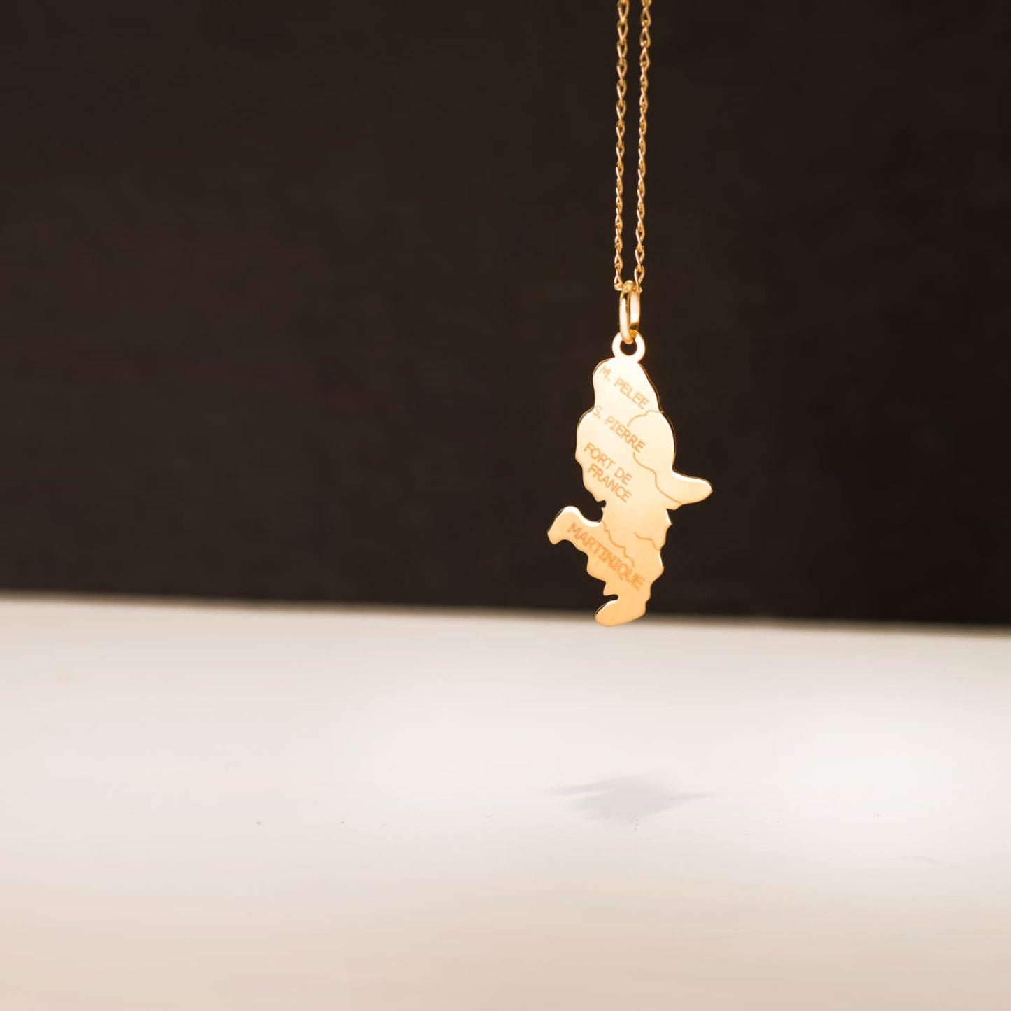 18K COLGANTE ISLA MARTINICA ORO AMARILLO 28 X 15 MM