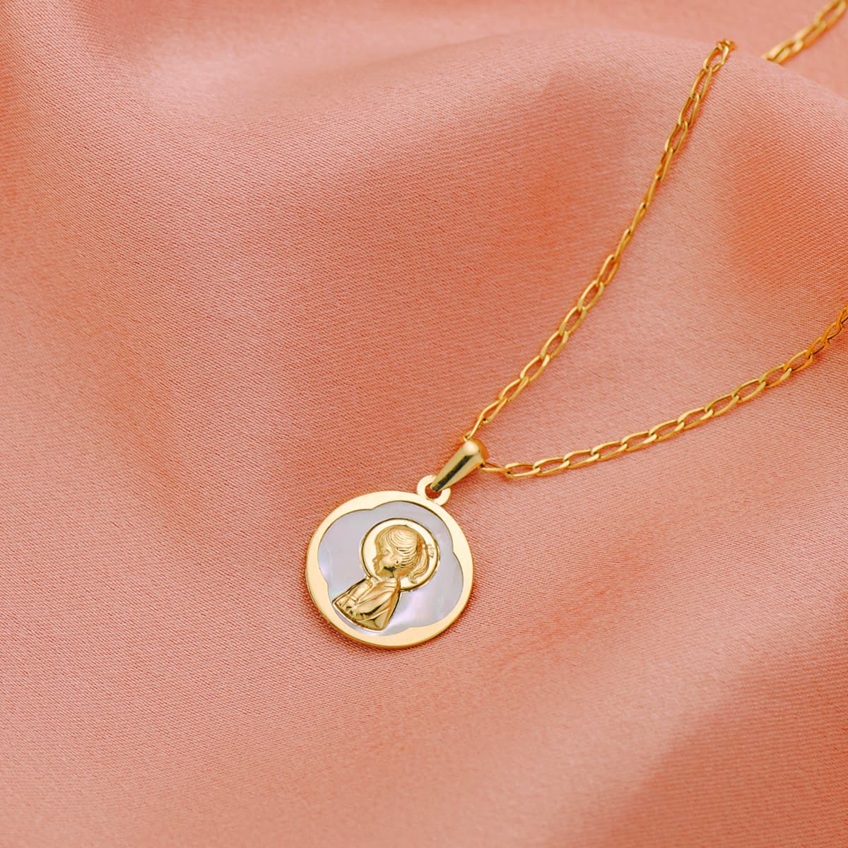 Medalla Redonda con Nacar Blanco y Virgen Niña. 15 mm de oro amarillo 18K