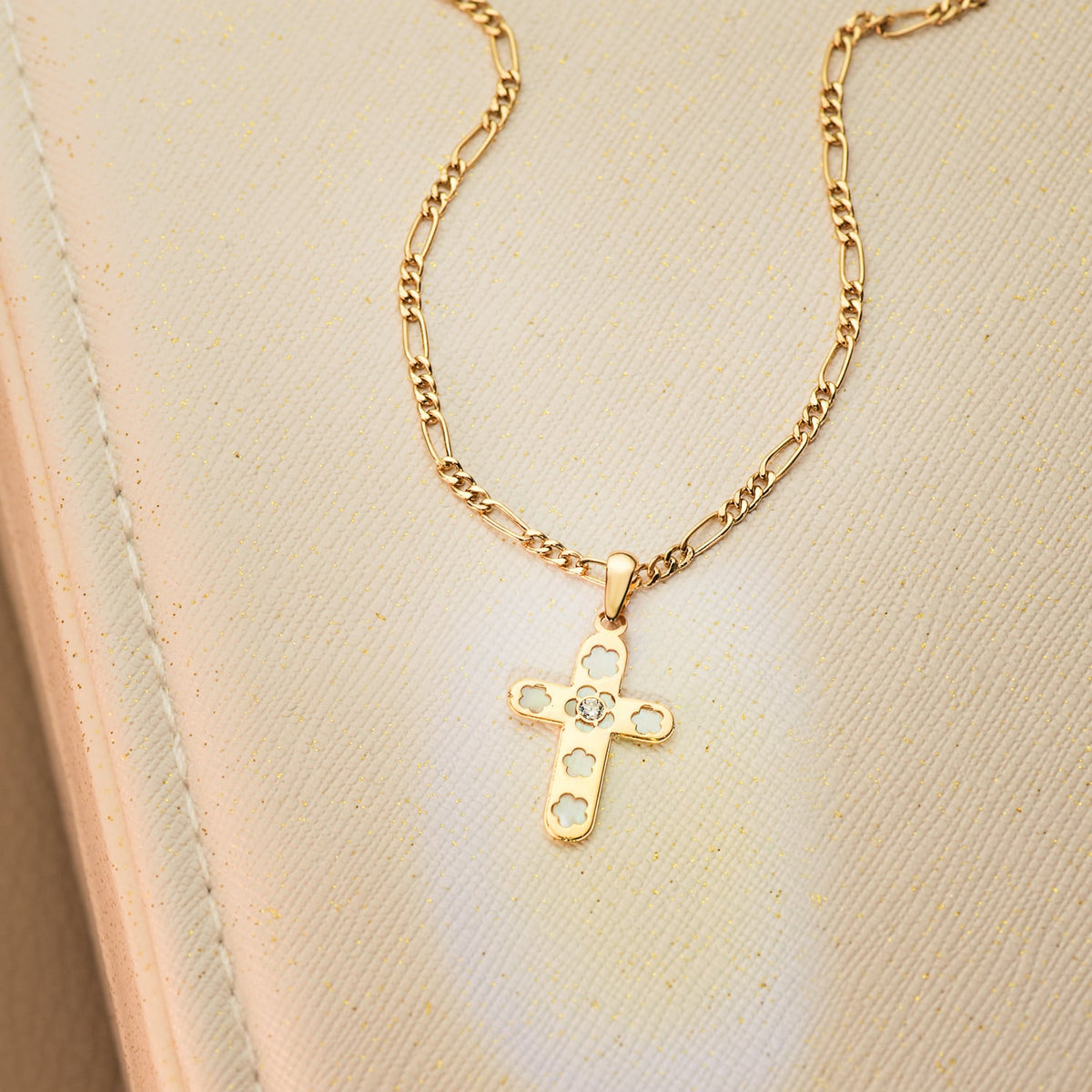 Cruz con Nacar y Circonita 20 x 13 mm de oro amarillo 18K