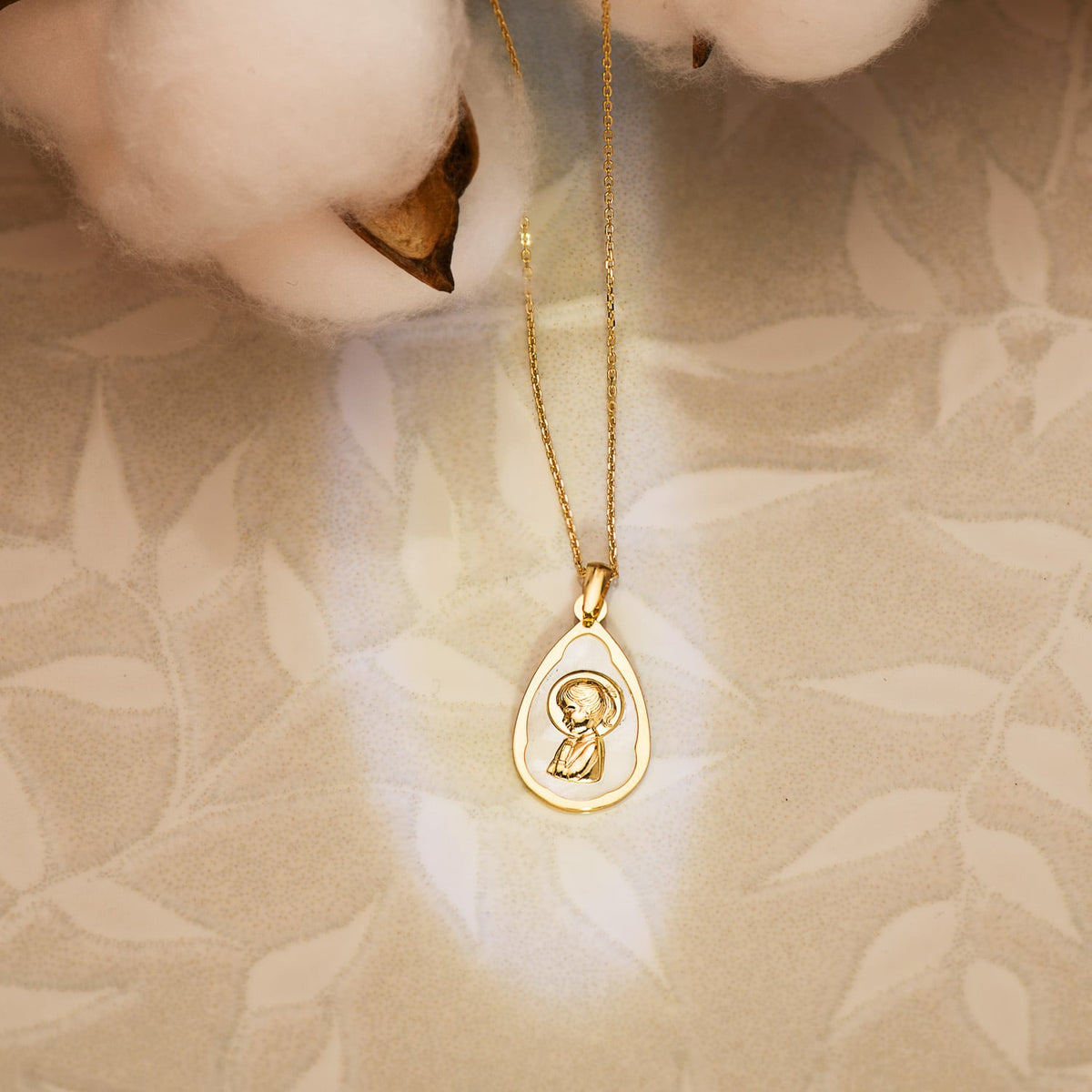 Medalla Gota con Nacar Blanco y Virgen Niña 19 x 12 mm de oro amarillo 18K