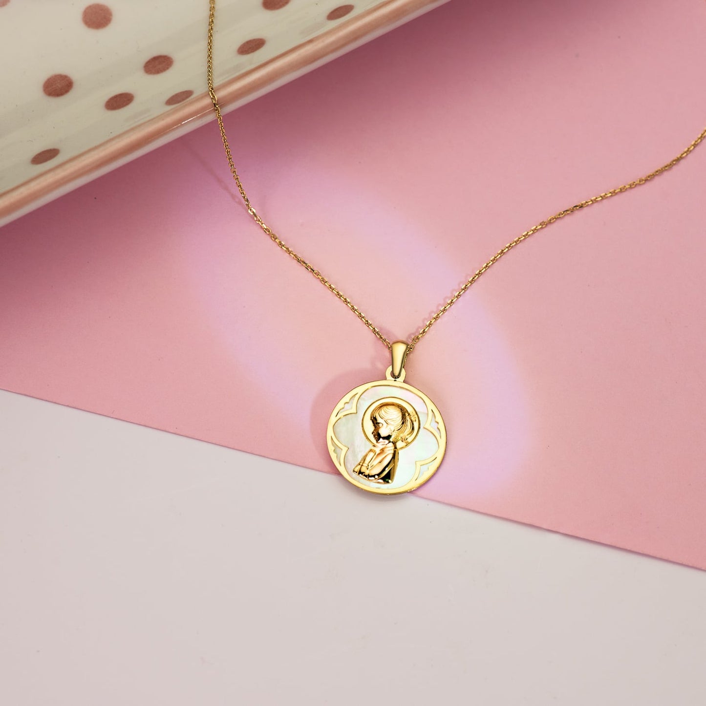 18K MEDALLA ORO AMARILLO REDONDA CON NACAR BLANCO Y VIRGEN NIÑA. 18 MM