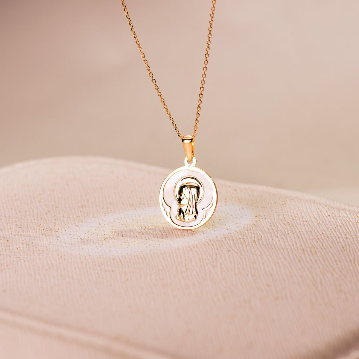 Medalla Redonda con Nacar Blanco y Virgen Niña. 15 mm de oro amarillo 18K