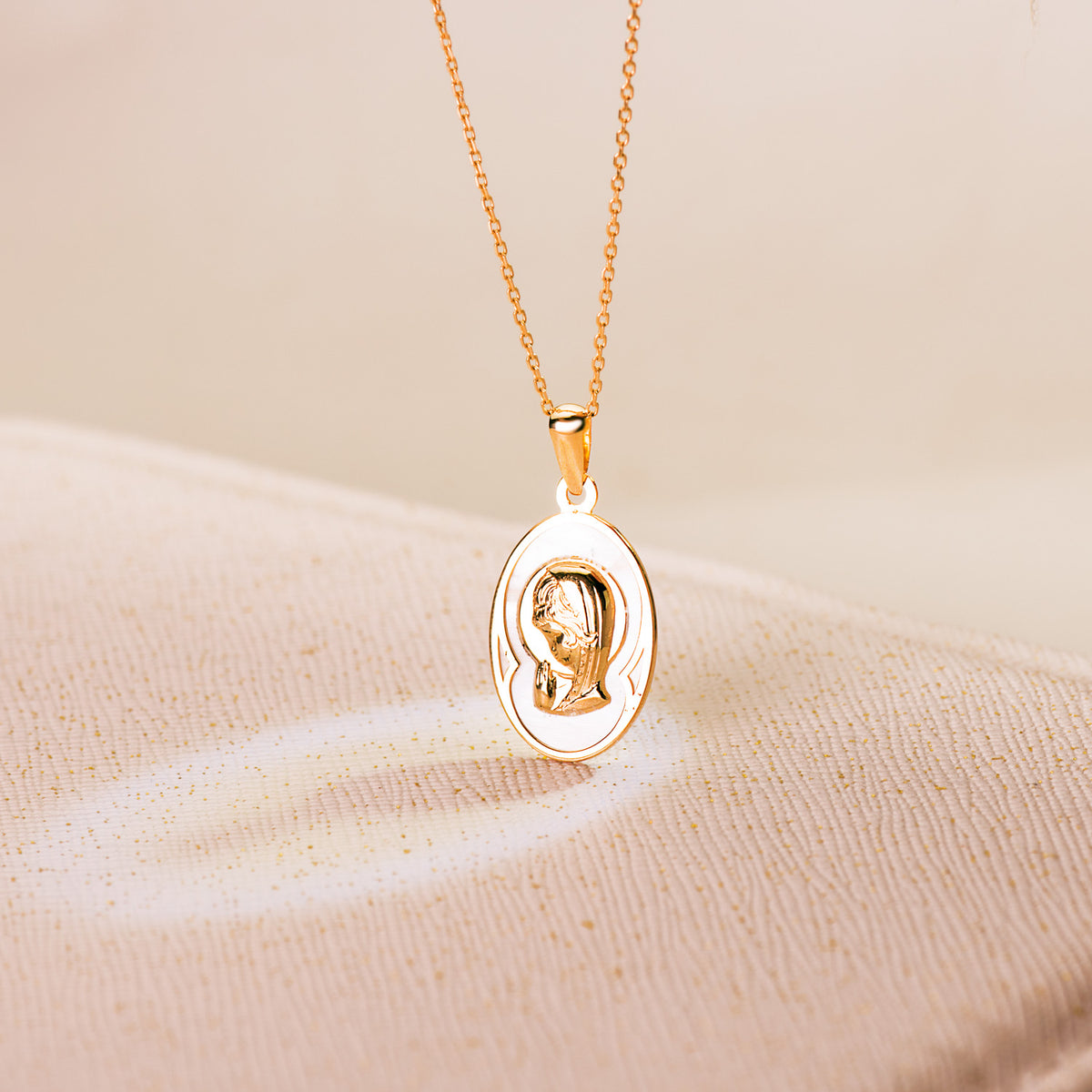Medalla Oval con Nacar Blanco y Virgen Niña 17 x 12 mm de oro amarillo 18K