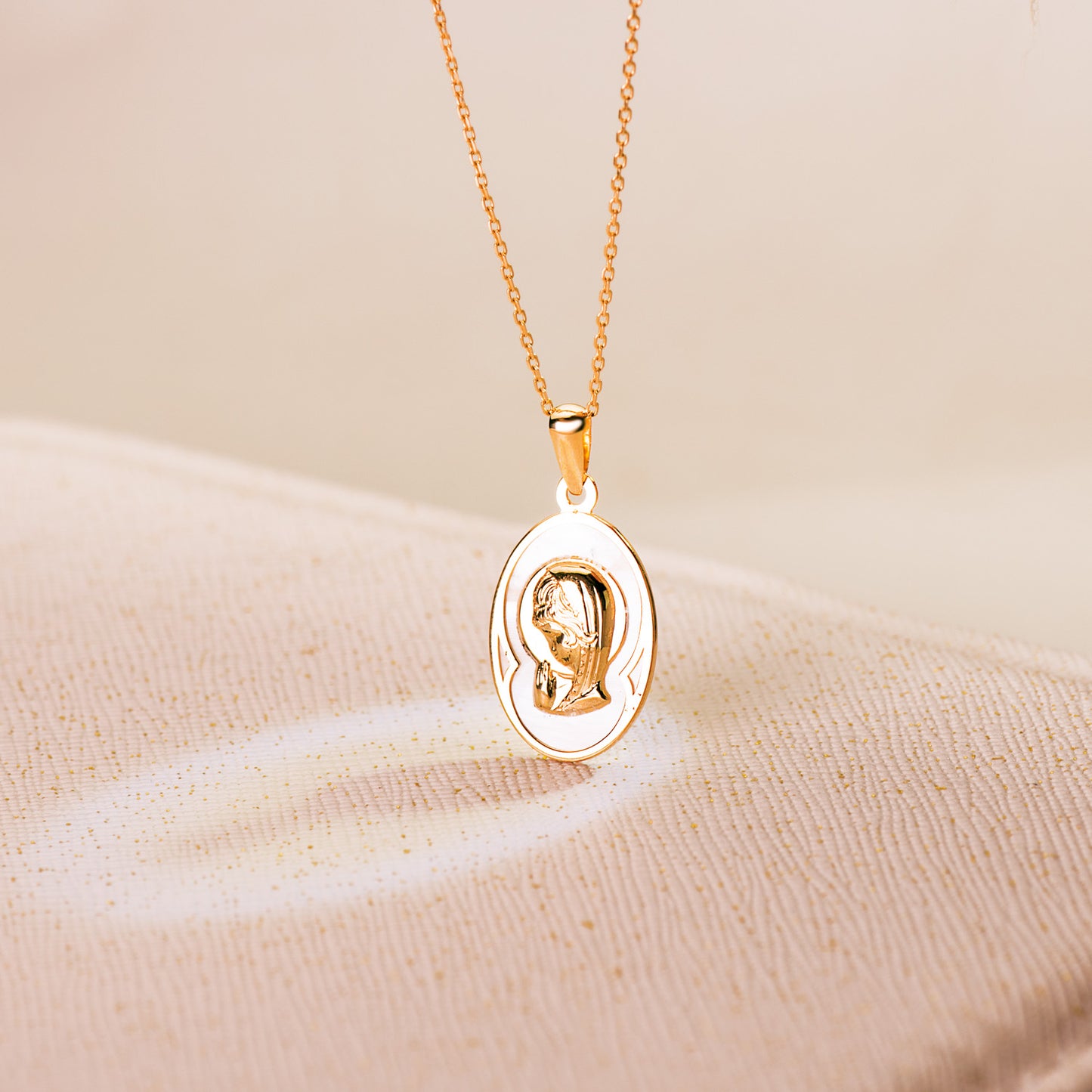 18K MEDALLA ORO AMARILLO OVAL CON NACAR BLANCO Y VIRGEN NIÑA 17 X 12 MM