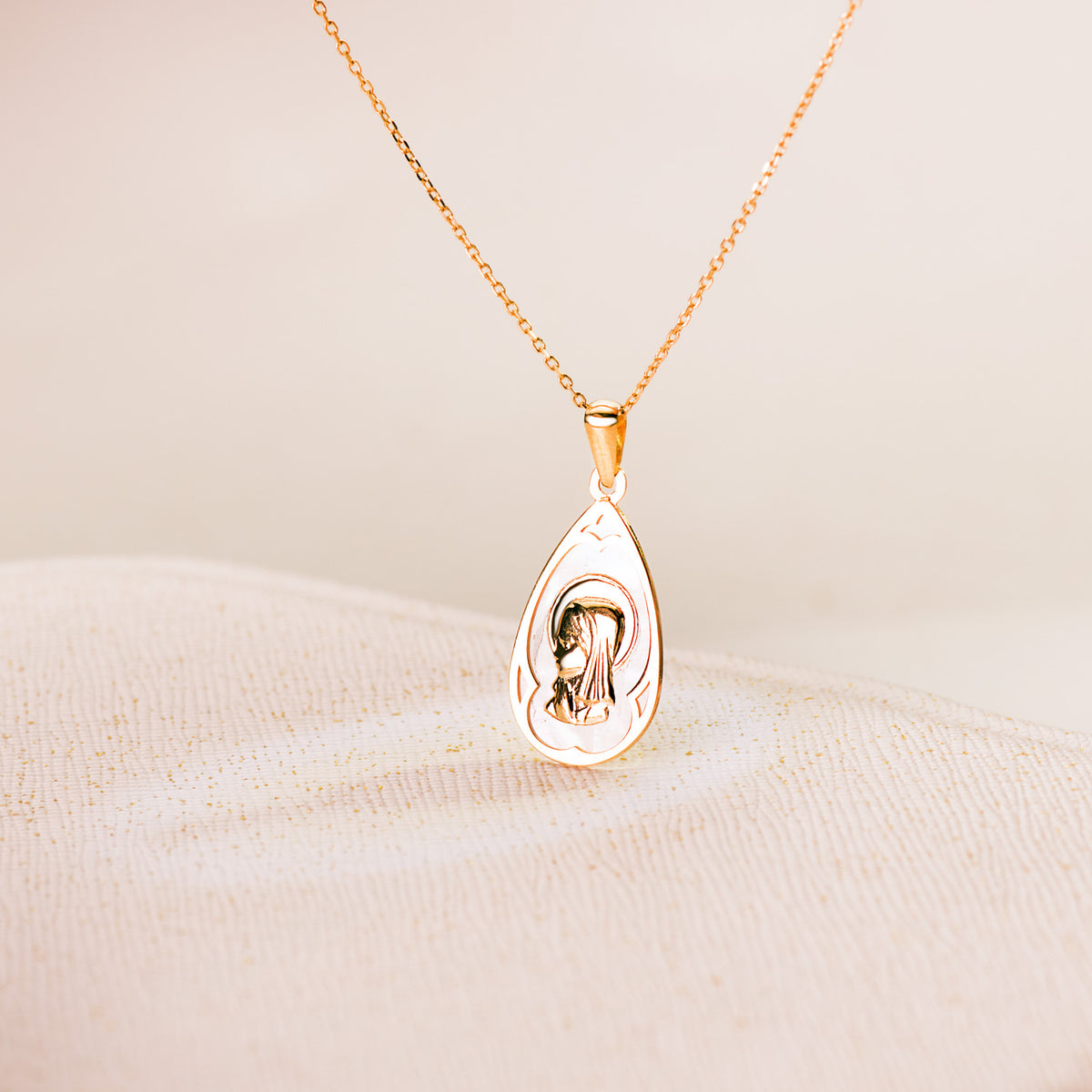 Medalla Gota con Nacar Blanco y Virgen Niña 21 x 14 mm de oro amarillo 18K