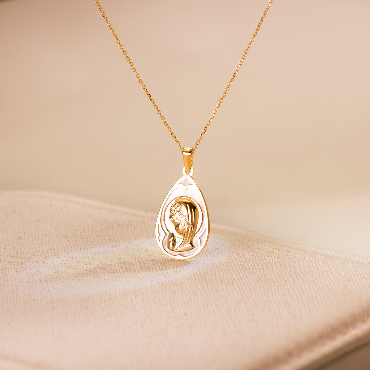 Medalla Gota con Nacar Blanco y Virgen Niña 19 x 12 mm de oro amarillo 18K