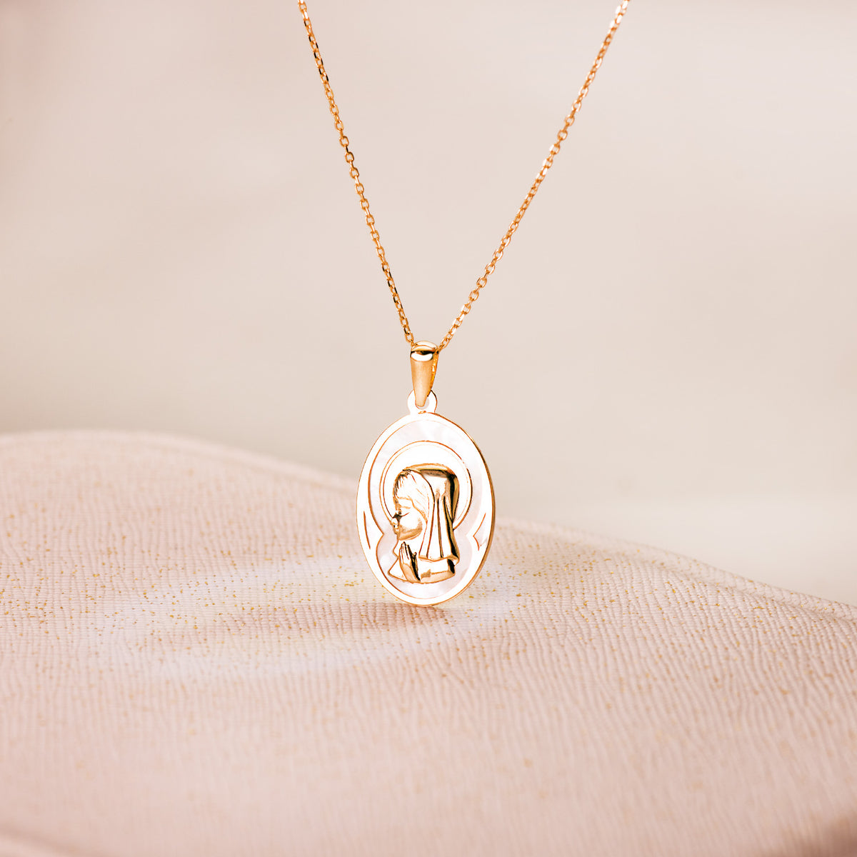 Medalla Ovalada con Nacar Blanco y Virgen Niña 17 x 12 mm de oro amarillo 18K
