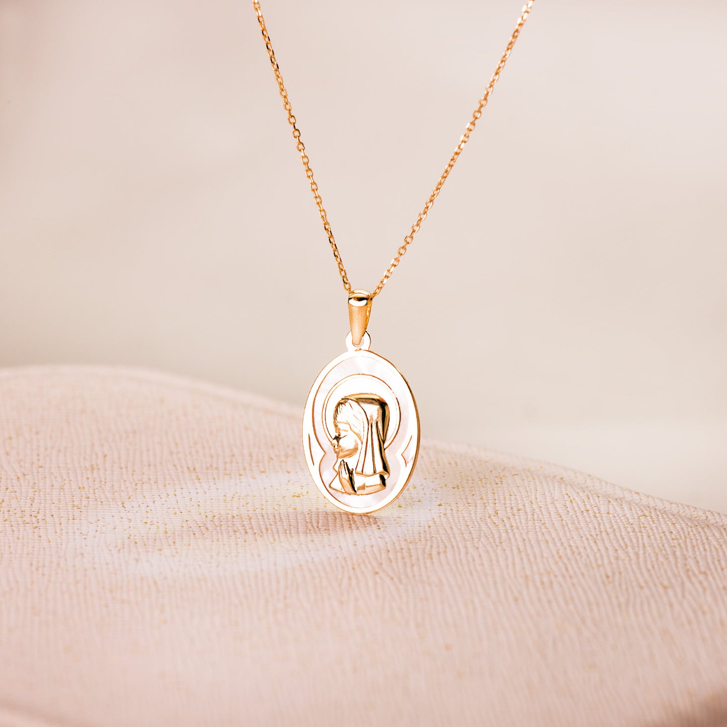 18K MEDALLA ORO AMARILLO OVALADA CON NACAR BLANCO Y VIRGEN NIÑA 17X12 MM