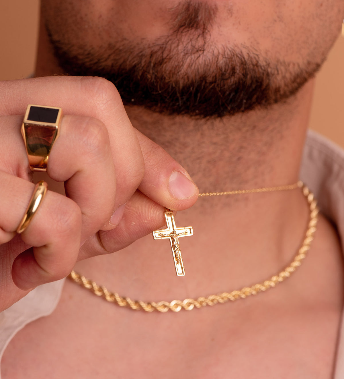 Cruz con Cristo en Brillo con Bordes 26 x 17 mm de oro amarillo 18K