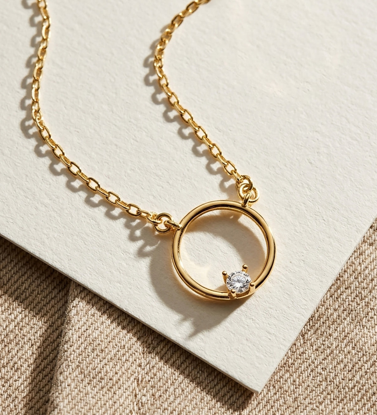 Gargantilla Motivo Redondo con Circonita. Ancho: 12 mm Cadena: 40 2 cm de oro amarillo 18K