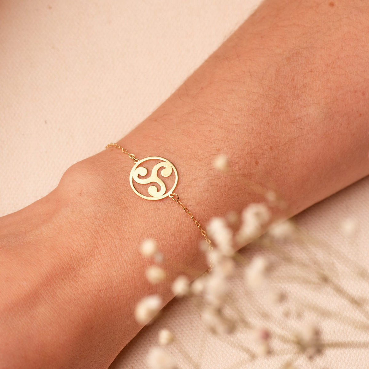 Pulsera Trisquel 14 mm Cadena Tallada. Largo: 18 3 cm de oro amarillo 18K