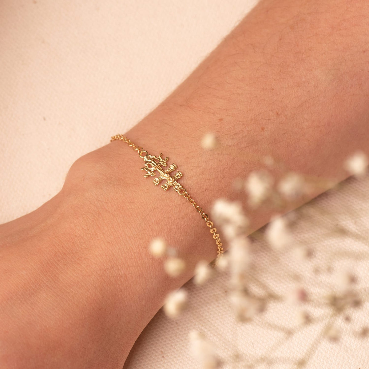 Pulsera con Cruz Caravaca 19 x 9 mm. Largo: 18 3 cm de oro amarillo 18K