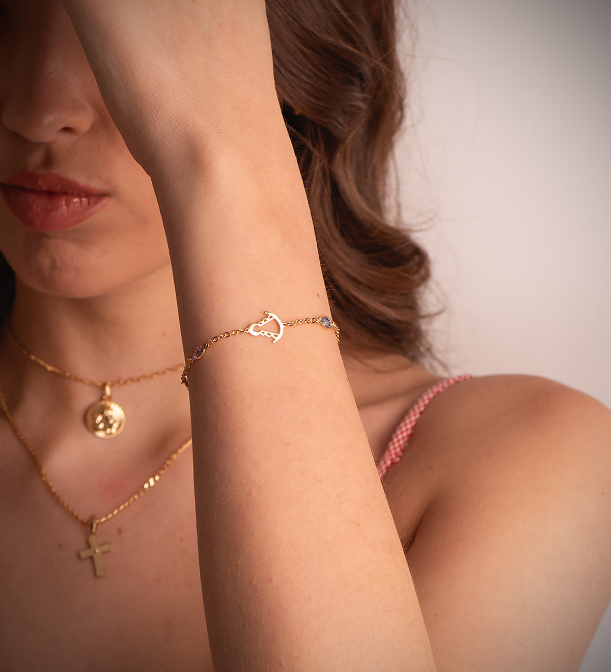 Pulsera Silueta Virgen Rocio 14 x 11 mm con Circonitas Rosas y Azules. Largo: 15 3 cm de oro amarillo 18K