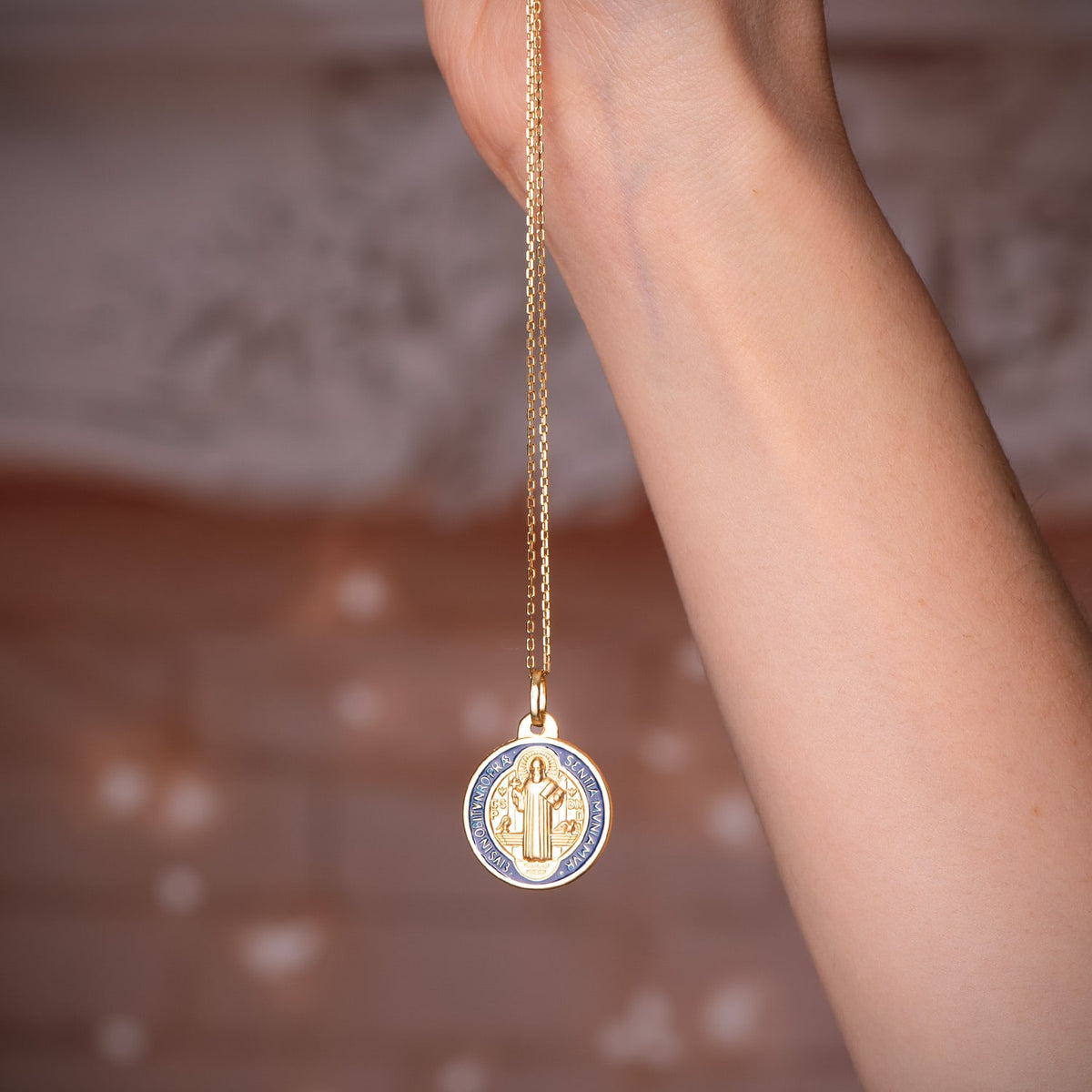 Escapulario San Benito Monje Matizado Esmalte Azul. Ancho: 20 mm de oro amarillo 18K