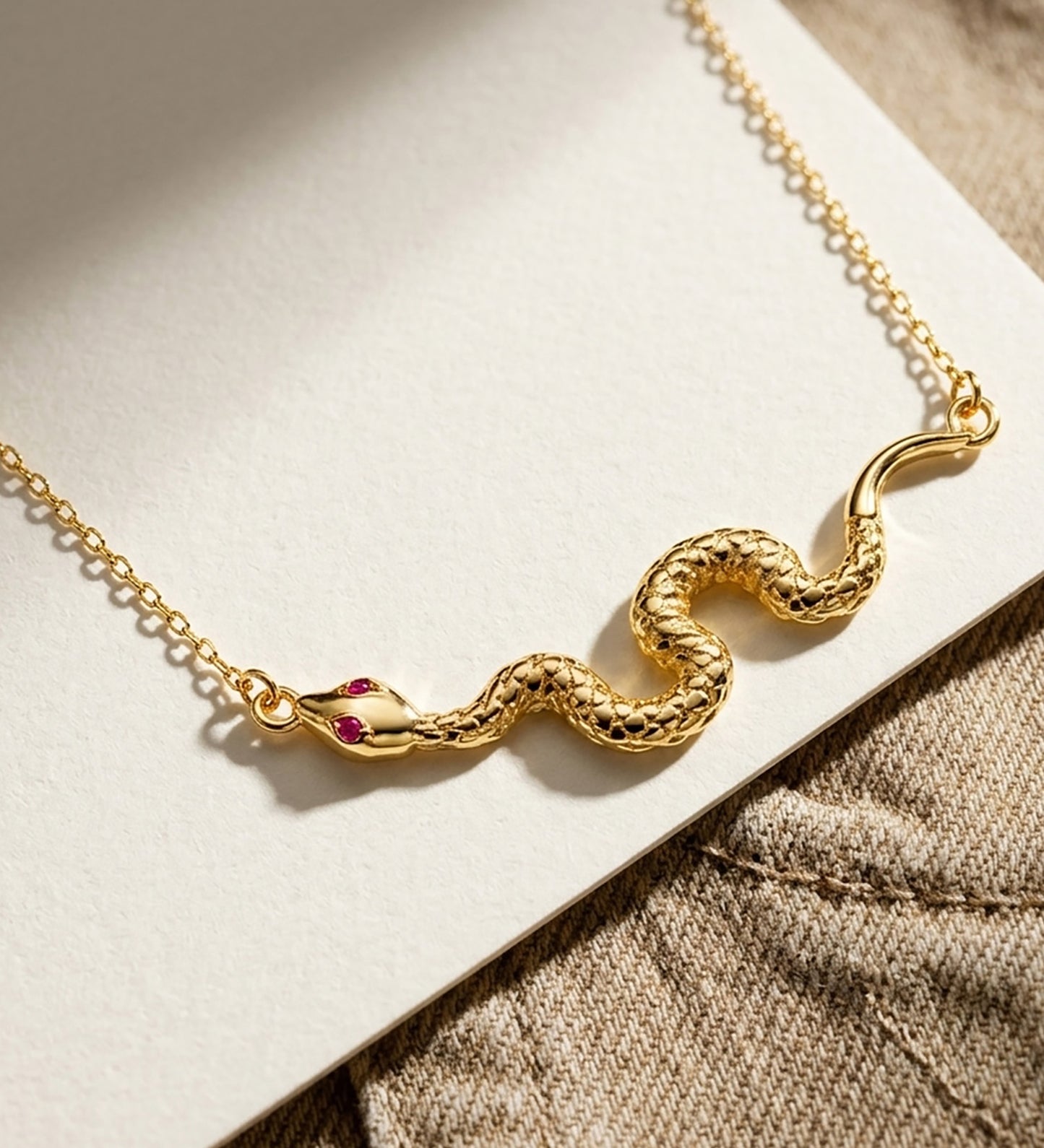 18K COLGANTE ORO AMARILLO SERPIENTE OJOS CIRCONITAS ROJAS 40X9 MM. CADENA FORZADA: 45-5 CM