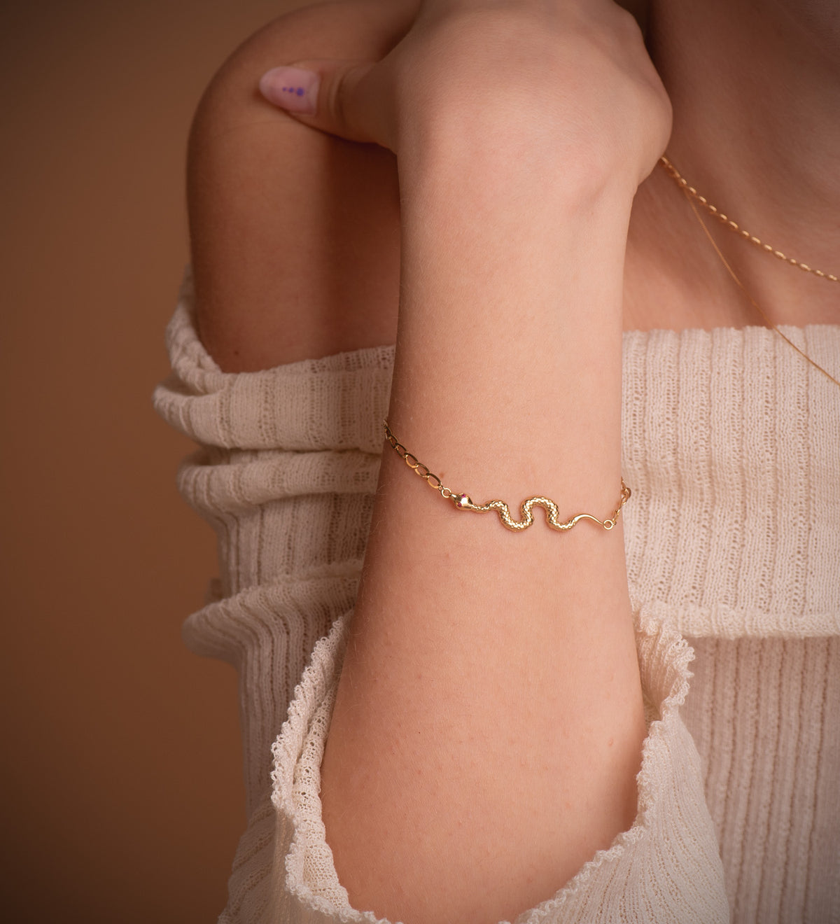 Pulsera Serpiente Ojos Rubí 40 mm. Cadena Hueca. Largo: 19 cm de oro amarillo 18K