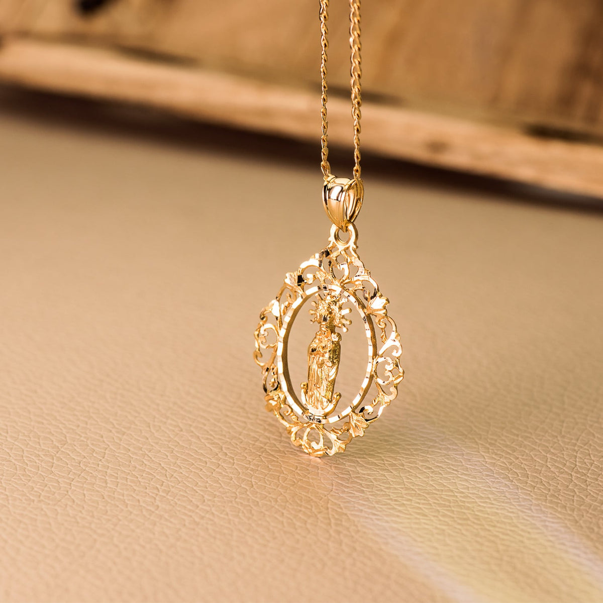 Medalla Virgen de la Almudena Cerco 37 x 27 mm de oro amarillo 18K