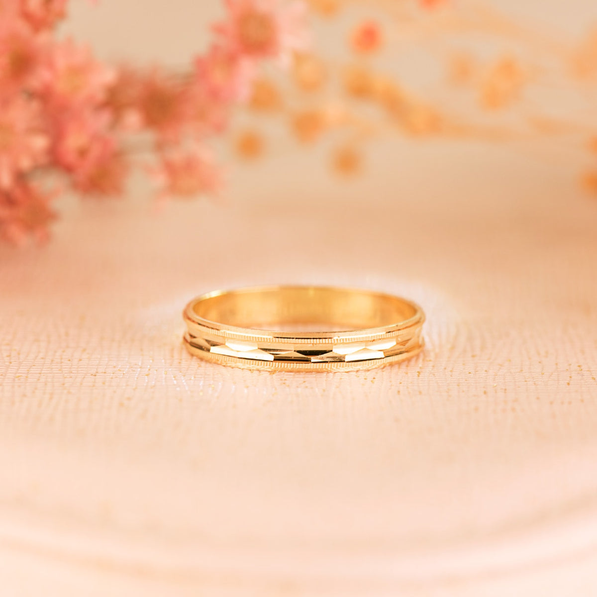 Alianza Tallada y Bordes Estriados. Ancho: 3 mm de oro amarillo 18K