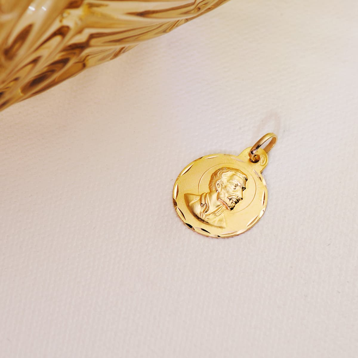 Medalla San Francisco Javier Tallada 18 mm de oro amarillo 18K