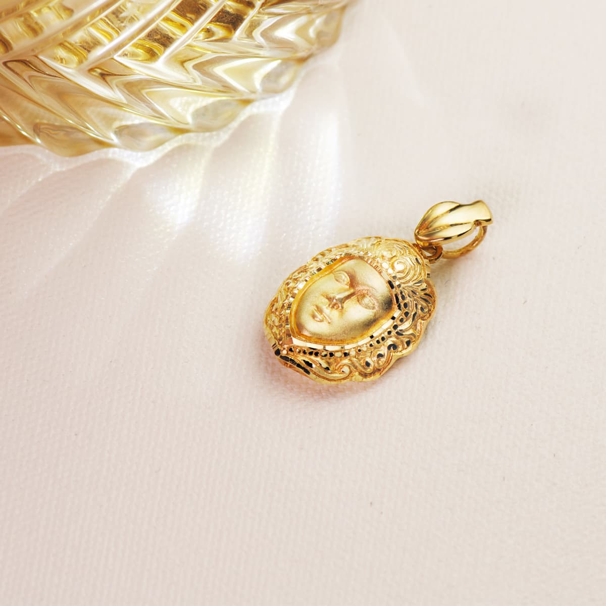 Colgante Rostro Virgen del Rocio 26 x 18 mm de oro amarillo 18K
