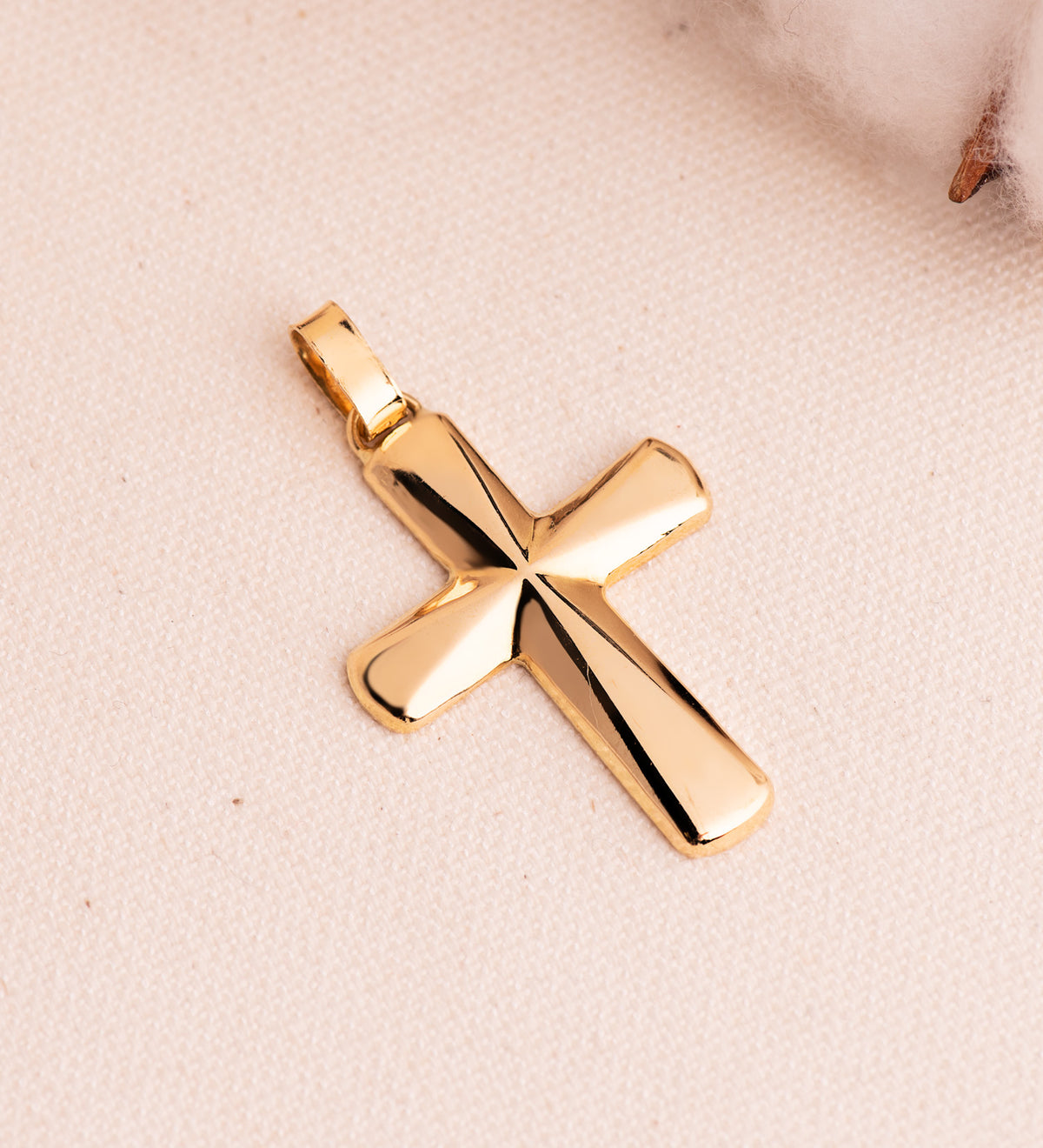 Cruz Hueca en Brillo. Palo Rectangular: 7 x 2,5 mm. Medida: 38 x 26 mm de oro amarillo 18K